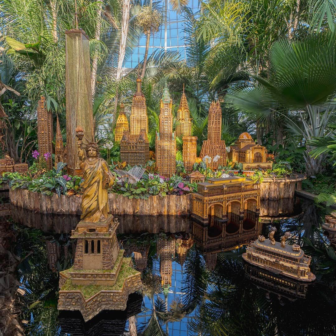 ニューヨーク植物園のインスタグラム：「A bird's-eye view of the NYC skyline—right here inside a tropical glasshouse. 🚂🌴  Make December the month you experience the Holiday Train Show inside (and outside!) the Haupt Conservatory, with nearly 200 iconic New York landmarks brought to life by model trains that zip in and around this miniature metropolis. After over 30 years of celebrating the botanical beauty of the holidays, it's clear why this is the City's most beloved seasonal tradition!  Visit the link in our bio to get your tickets, and we'll see you this weekend 🎁  #HTSNYBG」