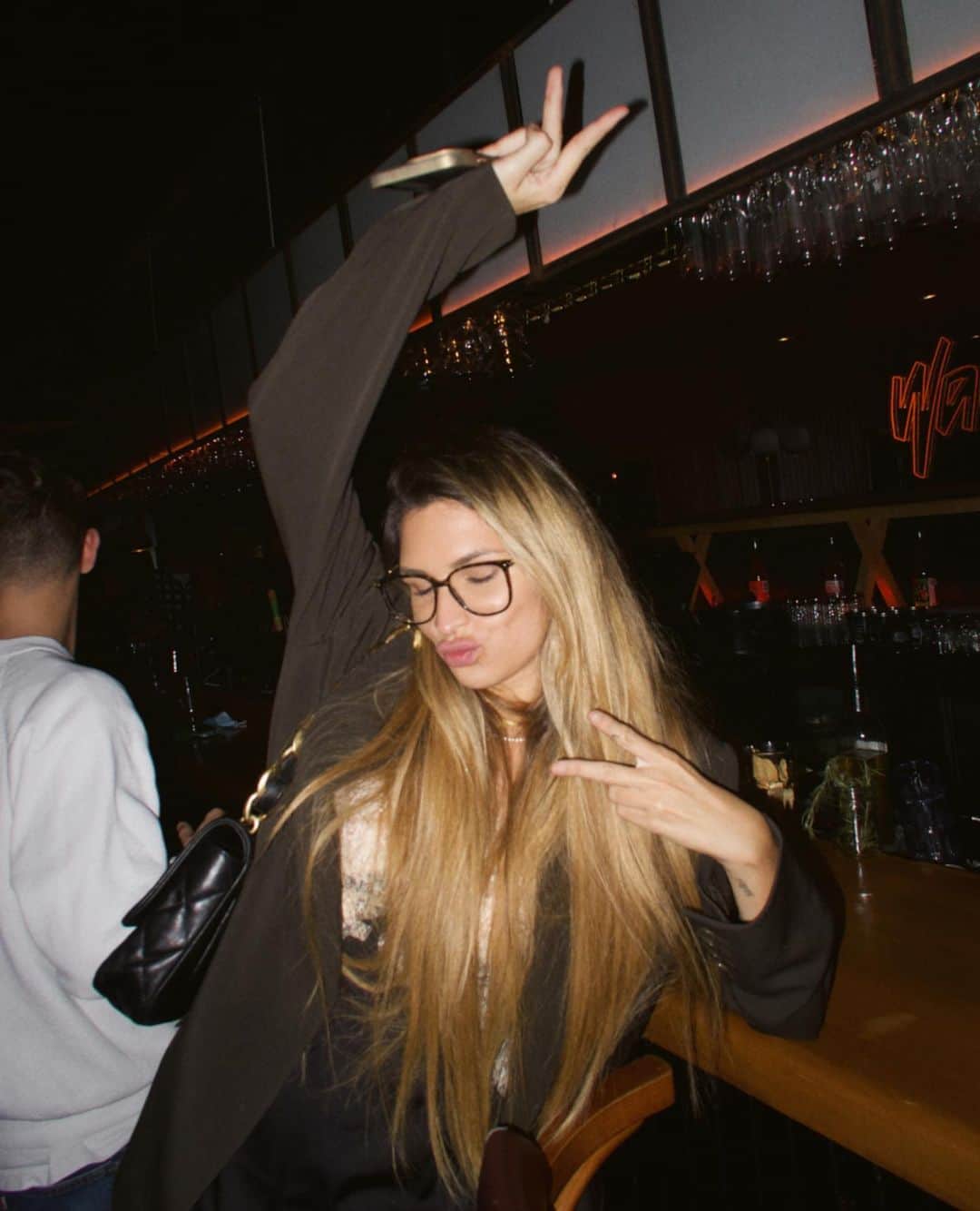 Elisabeth Riouxさんのインスタグラム写真 - (Elisabeth RiouxInstagram)「It’s that night of the trimester : never drinking ever again 🫶🏼 (i love being an influencer & influencing the next generations)」12月2日 5時37分 - elisabethrioux