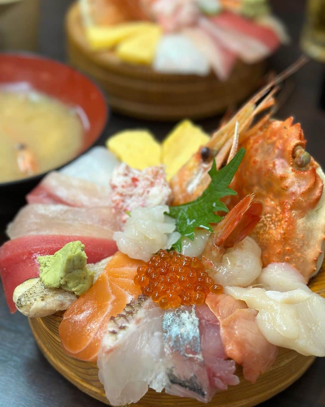 西村麻衣のインスタグラム：「金沢の近江市場で海鮮丼！  みんな美味しい美味しい！と大満足でした！  市場の食べ歩きも楽しかった〜  夜は毎年恒例の第7餃子へ！  間違いない！めちゃくちゃ美味しい😋みんなで、100個食べました💯  #LEAD #遠征　#金沢」