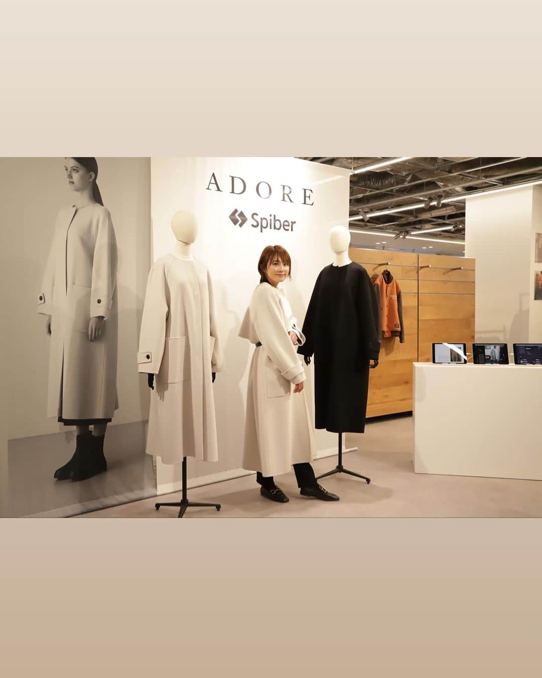細田阿也のインスタグラム：「@adore_jp  @adore_jp_shop  #展示会 へ  憧れの#アドーア  オトナ心階段登りたくなる 深みある色味に 上品さを醸し出すシルエット 着心地、素材、デザイン  ずっとブラックジャケットを羽織り司会の時に支えてもらいたいを目標にしながら 邁進しております。  可愛くてエレガントな白ブラウスにパンツの画像がダウンロードできてなかった🫣 セットで欲しかった組み合わせでした🥹  今回オーダーもさせて頂きながら  兼ねてから描いていた #adore が似合うオトナになろう、 相応しいシルエットになろうと改めて志しながら  お声がけいただきいつもあたたかく迎えてくださる  @naoko_akiyama_  秋山さんはじめ　  まるさんや♡ ご対応頂いた皆さんの優しさが沁みて、包まれて また頑張ろうと活力をいただいてます🥹  いつも気にかけてくださり ありがとうございます✨」