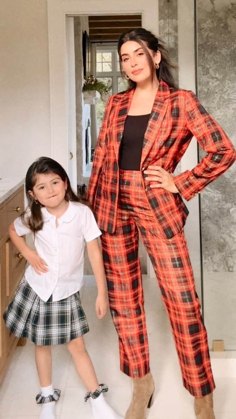 Sazan Hendrixのインスタグラム：「A plaid moment with Teeny 🤣 I can’t wrap my heart around the fact that little miss Valentina Grace will be 6 in a few days. SIX!!!!! 🥹♥️ #WhereDidTeenyGo #momlife #motherdaughter」