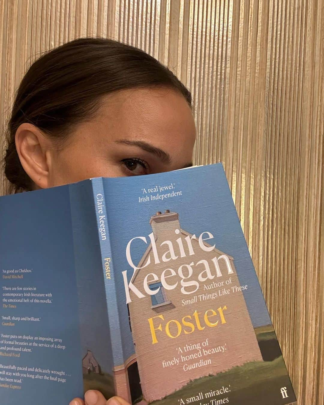 ナタリー・ポートマンのインスタグラム：「For our December pick, I’m excited for us all to read Claire Keegan’s Foster — the story of a young girl sent to live with foster parents on a farm in rural Ireland while her mother carries another child to term in a house already bustling with siblings. There’s a warmth and complexity to Keegan’s characters that I hope you all connect with as much as I have! @natsbookclub」