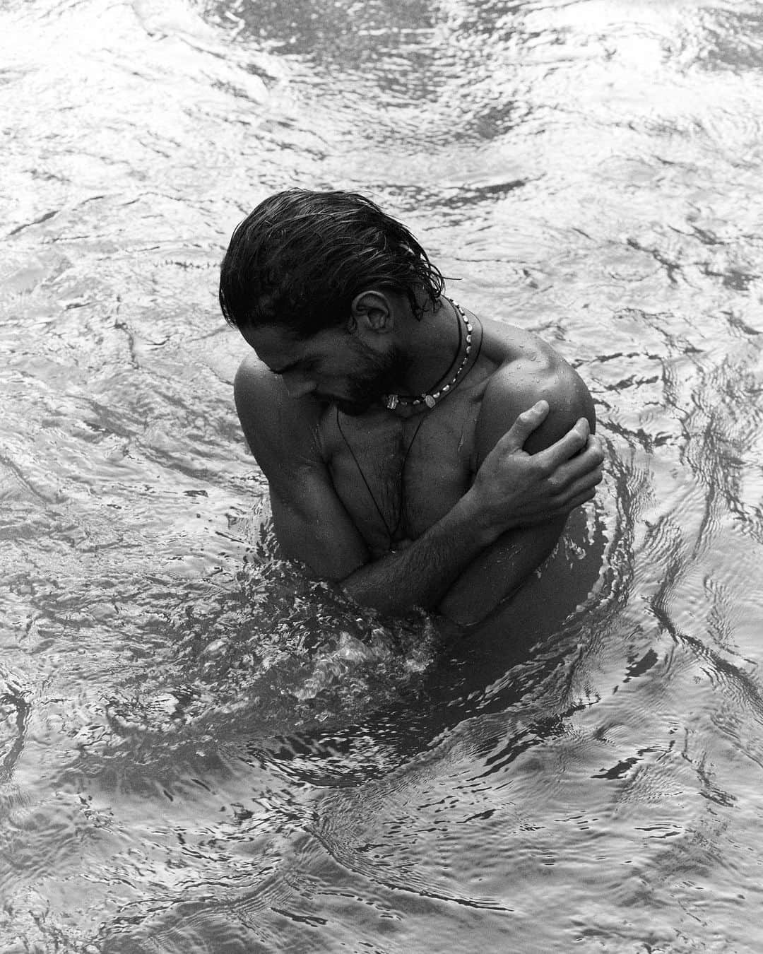 マーロン・テシェイラのインスタグラム：「At the river. 💦  📸 by @guillaume.malheiro 💫  A bit of sweet water to keep that balance. ⚖️   Corpo é ritual. Amar é oferenda. Dançar é oração. Mergulhar profundo no emocionar é feitiço cincerro.   ✨🧙‍♂️💦  —- 🎩…Peace&Light…♻️ —-   #AguaDoce #LavaAAlma #GoodVibesOnly」