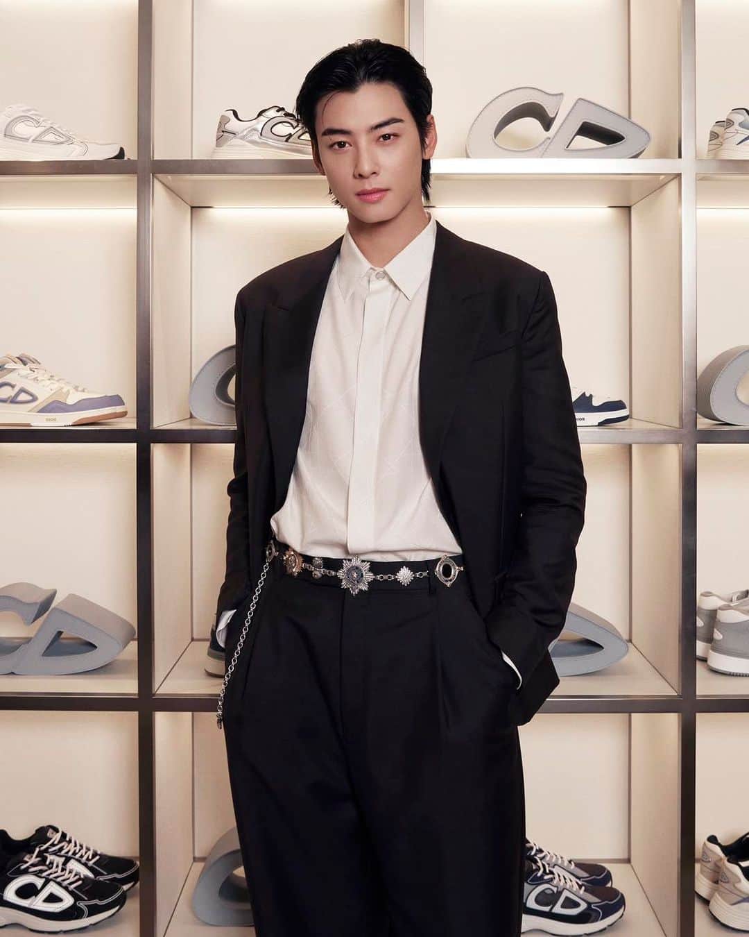 クリスチャンディオールのインスタグラム：「Dior ambassador @Eunwo.o_c dons a dapper suit from the #DiorSpring24 collection by @MrKimJones at the #DiorCruise 2024 by @MariaGraziaChiuri launch at Canton Road flagship in Hong Kong, joined by an A-list crowd of #StarsinDior.」