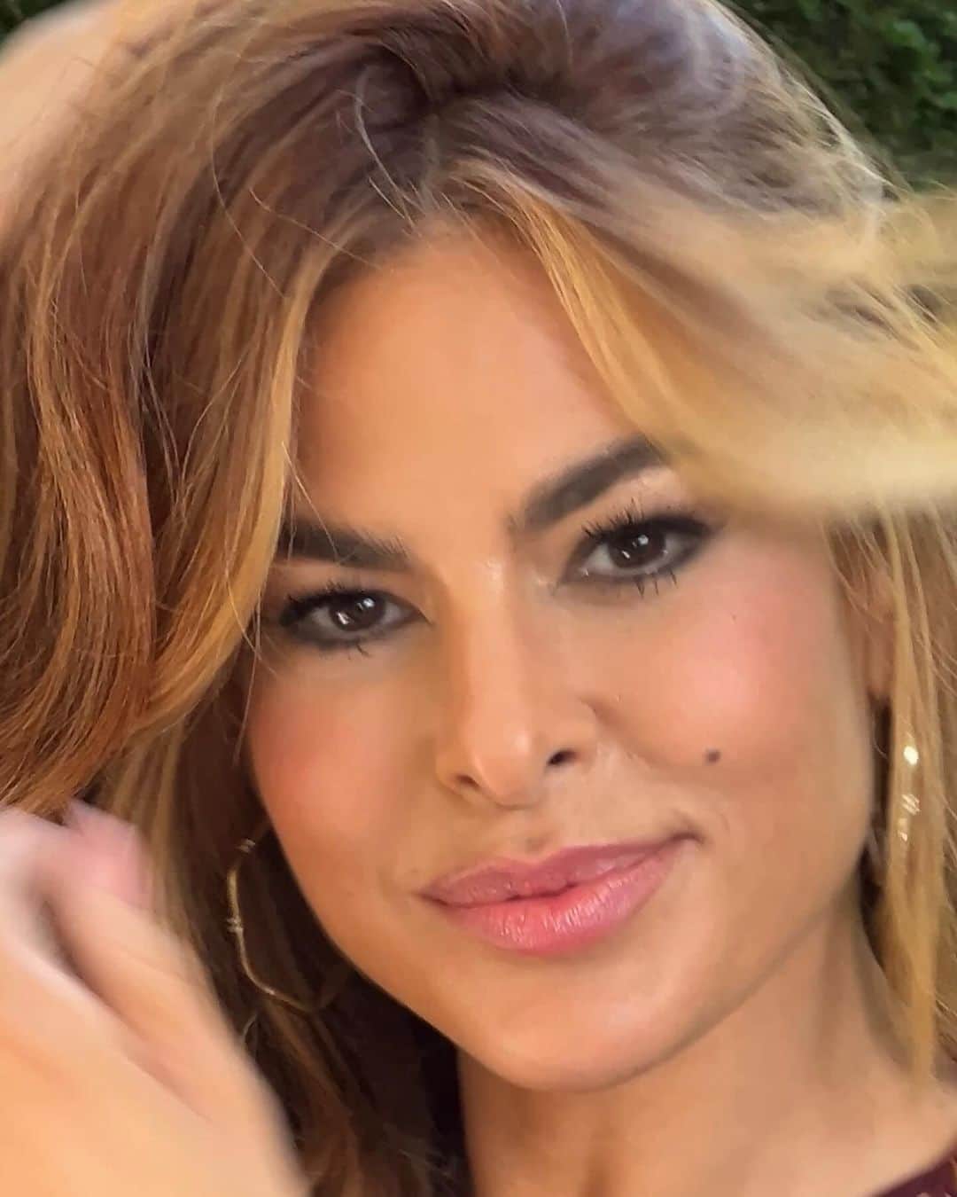 エヴァ・メンデスのインスタグラム：「Working on something super fun that benefits a charity org that’s close to my heart ♥️ More to come….  Meanwhile, I gotta thank these chicas that I love so mucho that help put Humpty Dumpty together again.   Make Up @mariavargasmakeup  Hair cut & color @the_brownsisters_yb  Stylist @mossovskaya  Jewelry @castjewelry  Manicure @ashlie_johnson   Besos y cariño ♥️」