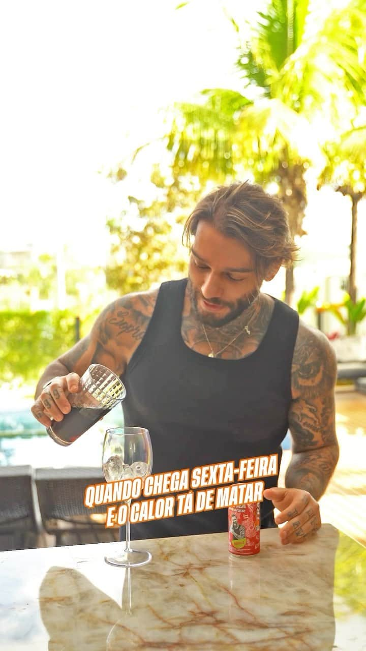 ルーカス・ルッコのインスタグラム：「Com @extrapower sempre tem um rolê diferenciado na minha sexta.   E aí, bora EXTRAvasar? Drink 🍹Refrigerante de cola 🍹Extra Power Melancia  Conte aqui 👇, qual é seu drink preferido com Extra Power?」