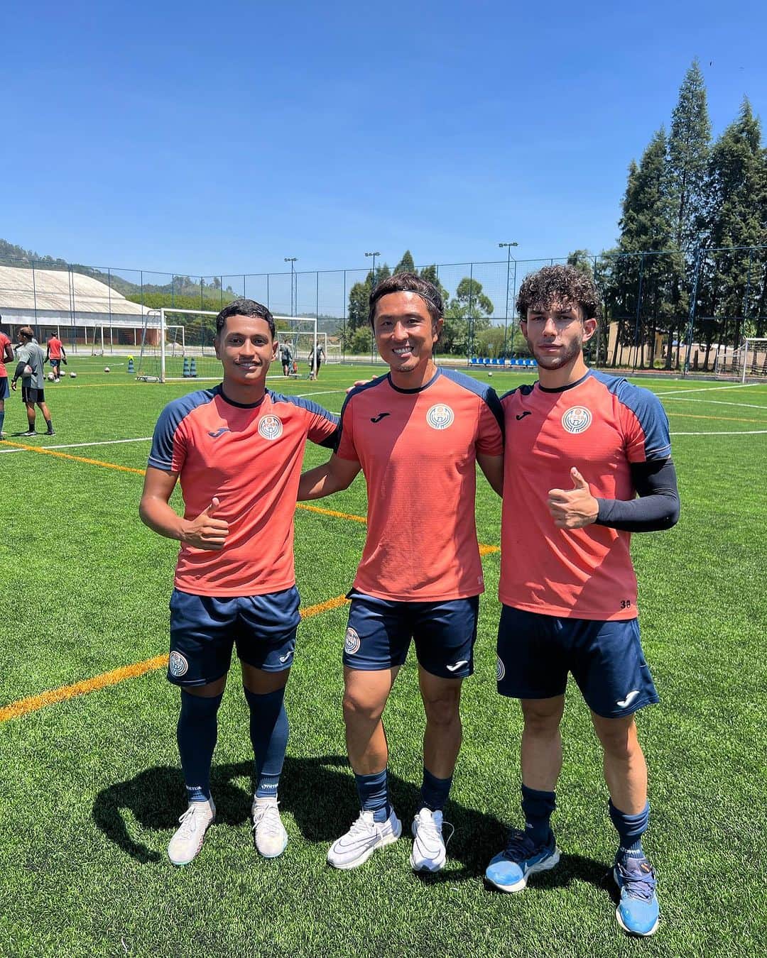 那須大亮のインスタグラム：「FC SKA BRASIL 🇧🇷 CPバウドーリア&カイキ  キャプテンのバウドーリア リーダーシップ、人間性も素晴らしいが身体能力の高さにビックリした‼️ 腰に手をあててジャンプが70センチくらい飛ぶのは 半端ない  カイキも中盤で攻守に決定的なプレーができる選手  まだ18歳でこれからが楽しみすぎる選手達✨  真ん中期待の42歳オールドルーキー笑  #fcskabrasil  #チームメート #身体能力」