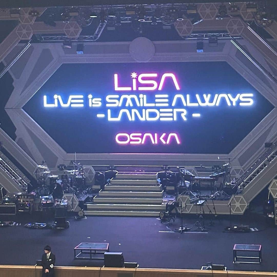 神王ＴＶのインスタグラム：「LiSAとミスチル 　 LiSAのライブに行ってきました！　数年ぶりに声出しOKとなったライブだったので、盛り上がり方もすごかった！ 　 めっちゃ声出してノリまくってるファン達も、それに応えてさらに盛り上げるLiSAさんも、めっちゃカッコ良かった！ 　 YouTubeとかの映像で見るのも良いですが、やはり「実体験」も素晴らしいですね！ 　 ドラマやアニメやゲームもいいけど、来年はもっと旅もしていこうと改めて思いました 　 再来週は同じ大阪のフェスティバルホールで、ミスチルのライブに行ってきます　僕の好きなあの曲は歌ってくれるのか、今から楽しみです！ 　 #ライブ #大阪 #LiSA #ミスチル #フェスティバルホール」