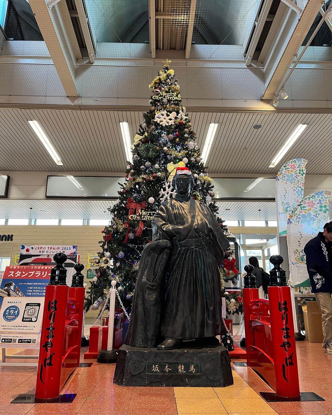 タケモトコウジさんのインスタグラム写真 - (タケモトコウジInstagram)「万博記念公園駅が高知県に染まってます！  この後、特別車両｢よさこい号｣に乗ってきます〜   #高知家  #坂本龍馬  #はりまや橋  #大阪モノレール」12月2日 15時38分 - takemotokoji