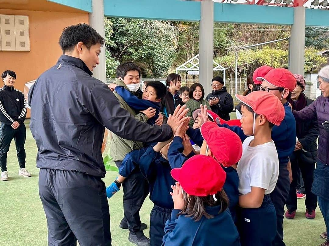 山縣亮太さんのインスタグラム写真 - (山縣亮太Instagram)「2023/11/18 @和歌山県日高川町笠松小学校  講演会と陸上教室をしてきました。 統廃合による小学校ラストイヤー、折角なので授業も参観。全校生徒は6学年10名足らずですが、子供達自ら地元の祭事や、#笠松野菜 についてしっかり調べ発表する姿に感銘を受けました。様々なことに対する経験値の大きさは、むしろ少人数ならではでしょう。  今回お世話になった #愛徳荘 さん、この町唯一の本屋 #イハラハートショップ さんをはじめ、日高川町はそんな子供達を支える町の人々の繋がりがありました。 その一端を今回この街を訪れて感じることができ、懐かしい気持ちになりました。  講演から程なくして、子供達が丹精込めて作った #笠松野菜 が届きました。立派な野菜は、日高川町の歴史と人々の繋がりのお裾分けということで、感謝して頂きたいと思います。講演会でおばあちゃんが秘伝の美味しいカレーの作り方を教えてくれたので、、やってみようかな。笑  笠松小は今年度でなくなってしまいますが、今後もこの町の伝統や人々の繋がりが形を変えながらも続いていくことを願っています！  日高川町は日本一長い藤棚や、#ヤッホーポイント なんかもあるから和歌山県へお越しの際はぜひ立ち寄ってみてください😄」12月2日 15時39分 - y.ryo34