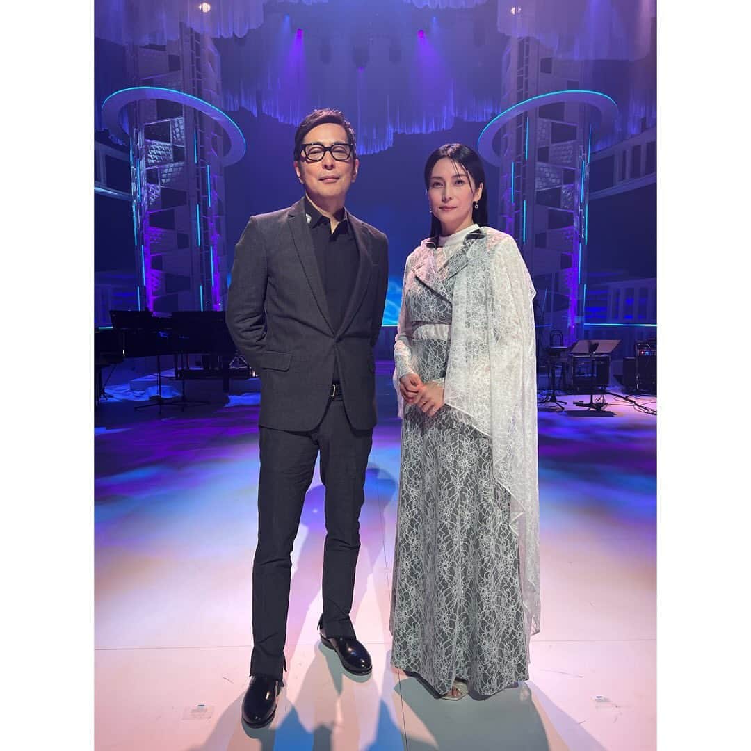 柴咲コウさんのインスタグラム写真 - (柴咲コウInstagram)「📍📺本日12月2日(土)18:00〜 フジテレビ「MUSIC FAIR」に出演します☘️  「月のしずく」を徳永英明さんとコラボ 「銀の龍の背に乗って」Dr.コトー診療所の主題歌  小雪の土曜の夜。ご覧ください♡ ❄︎❄︎❄︎」12月2日 15時47分 - ko_shibasaki