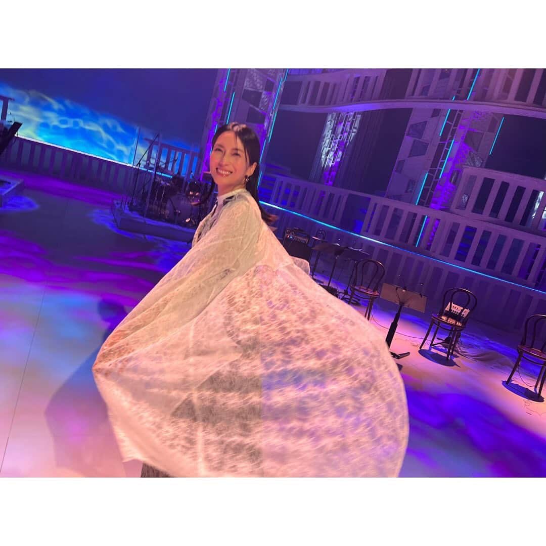 柴咲コウさんのインスタグラム写真 - (柴咲コウInstagram)「📍📺本日12月2日(土)18:00〜 フジテレビ「MUSIC FAIR」に出演します☘️  「月のしずく」を徳永英明さんとコラボ 「銀の龍の背に乗って」Dr.コトー診療所の主題歌  小雪の土曜の夜。ご覧ください♡ ❄︎❄︎❄︎」12月2日 15時47分 - ko_shibasaki