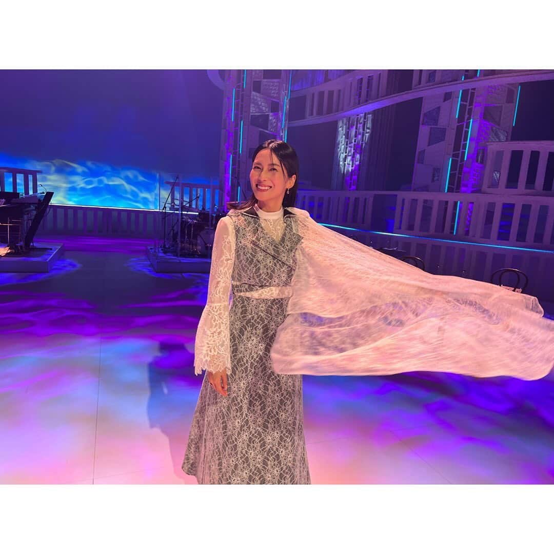 柴咲コウさんのインスタグラム写真 - (柴咲コウInstagram)「📍📺本日12月2日(土)18:00〜 フジテレビ「MUSIC FAIR」に出演します☘️  「月のしずく」を徳永英明さんとコラボ 「銀の龍の背に乗って」Dr.コトー診療所の主題歌  小雪の土曜の夜。ご覧ください♡ ❄︎❄︎❄︎」12月2日 15時47分 - ko_shibasaki