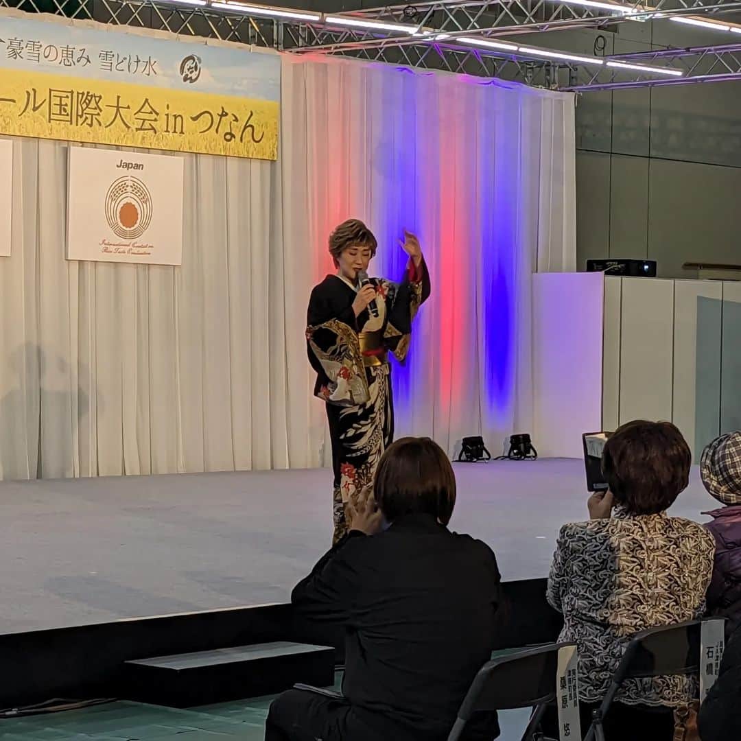 小林幸子さんのインスタグラム写真 - (小林幸子Instagram)「昨日は津南で行われた「第25回米・食味分析鑑定コンクール国際大会」のトークセッションのゲストとして参加してきました。  日本のお米、新潟のお米について、みなさんとお話してきました✨  もちろん、サプライズで2曲ほど歌ってきました😊  そんな、津南☃寒かったー😱  お天気は良かったけど、しっかり雪国でした‼️  綺麗な、雪景色のおすそ分け❤  #sachikokobayashi  #小林幸子  #米食味分析鑑定コンクール国際大会  #津南町  #雪景色のおすそ分け」12月2日 15時49分 - kobayashi_sachiko_5884