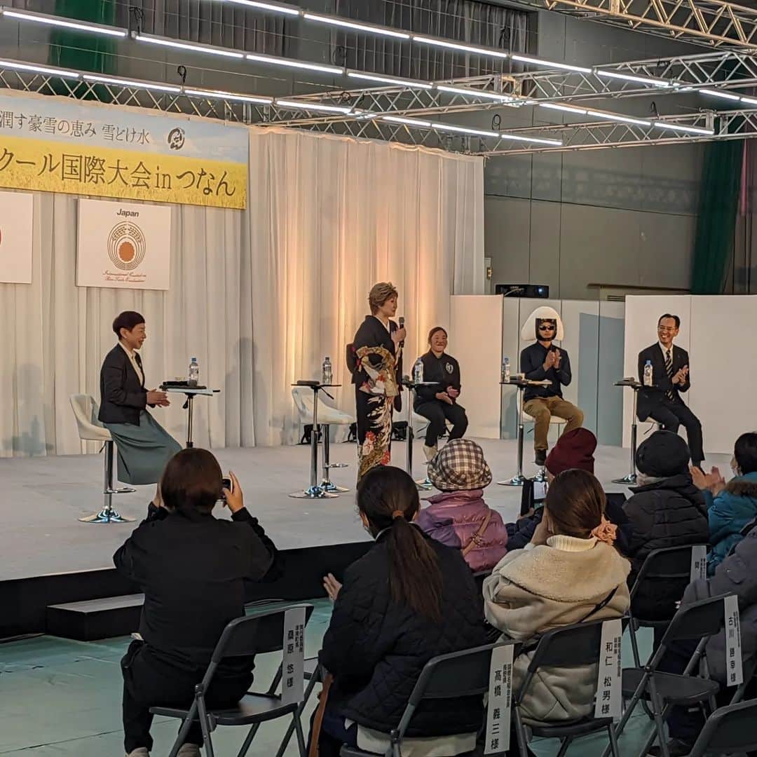 小林幸子さんのインスタグラム写真 - (小林幸子Instagram)「昨日は津南で行われた「第25回米・食味分析鑑定コンクール国際大会」のトークセッションのゲストとして参加してきました。  日本のお米、新潟のお米について、みなさんとお話してきました✨  もちろん、サプライズで2曲ほど歌ってきました😊  そんな、津南☃寒かったー😱  お天気は良かったけど、しっかり雪国でした‼️  綺麗な、雪景色のおすそ分け❤  #sachikokobayashi  #小林幸子  #米食味分析鑑定コンクール国際大会  #津南町  #雪景色のおすそ分け」12月2日 15時49分 - kobayashi_sachiko_5884