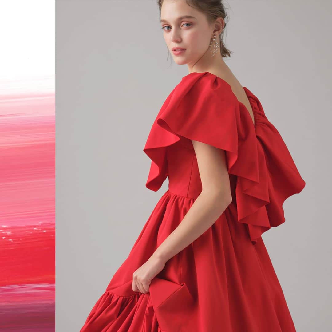 TAKAMI BRIDALのインスタグラム：「［コメント欄に🧡をください！ ］  気になる衣裳を保存しておくと、見返すときにも便利です🕊💕  Red Aurore / レッド・オロール  華やかな深紅の色とビッグラッフルフリルが特徴のドレス。  背中のカッティングを深くし、程よい抜け感がヘルシーなセクシーさを醸し出します。  ヒップまで続くラッフルフリルが、シンプルなバックスタイルに映えます。  心がときめくラッフルフリルやリボン、ティアードスカートなどのディティールを詰め込んだドラマティックな1着。  #takamibridal  #weddingdress  #photowedding  #タカミブライダル #タカミブライダルオリジナル  #ウェディングドレス  #カラードレス #フォトウェディング #プレ花嫁 #レッドオロール」