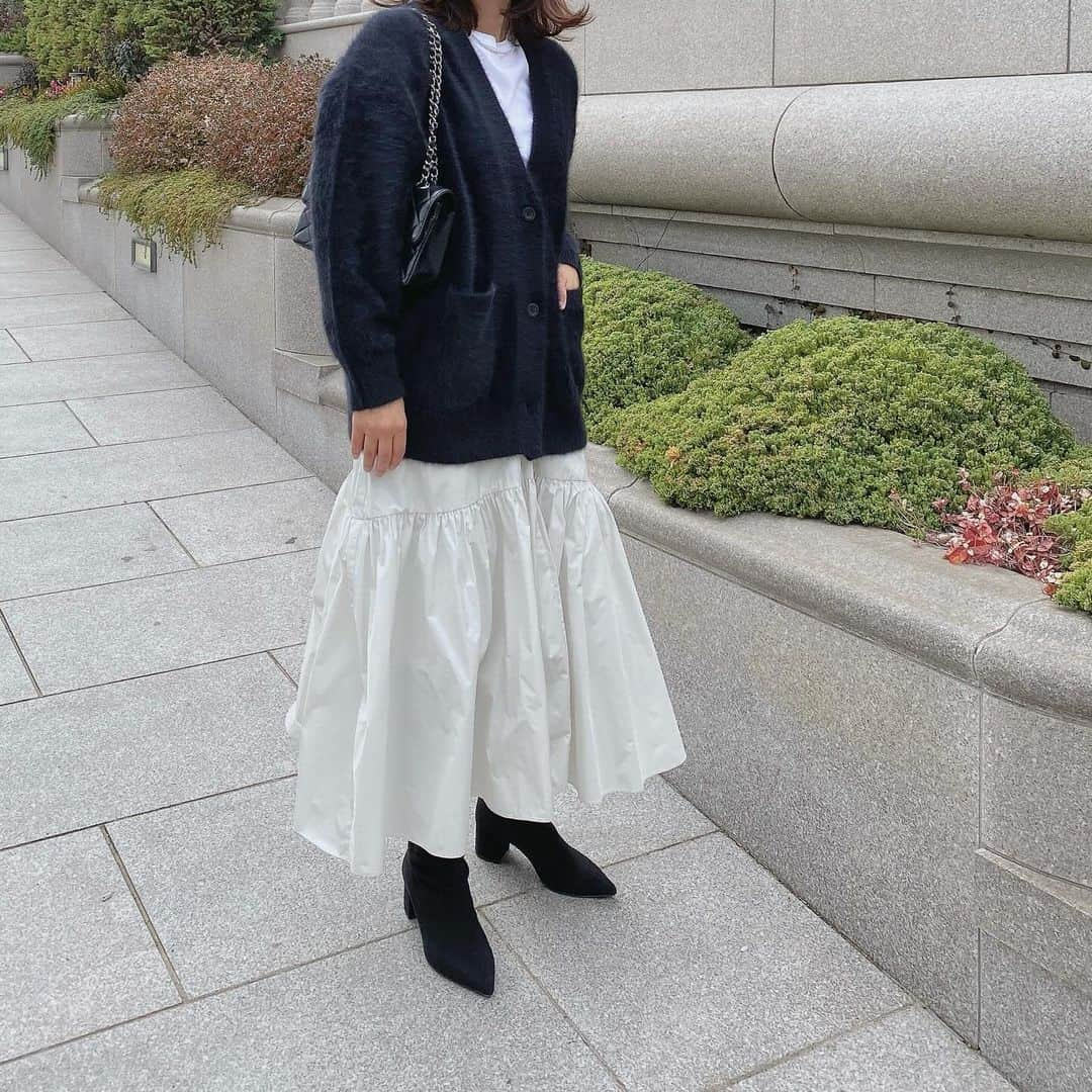 eri.khtnのインスタグラム：「・ 先日の置き画のカーディガン♪ 黒のカーディガンは便利だな☺️  cardigan #unitedarrows  skirt #plage shoes #fabiorusconi  bag #chanel  #outfitoftheday#ユナイテッドアローズ#カーディガンコーデ  #オトナカジュアル#chanelbag#マトラッセバッグ#きれいめファッション」