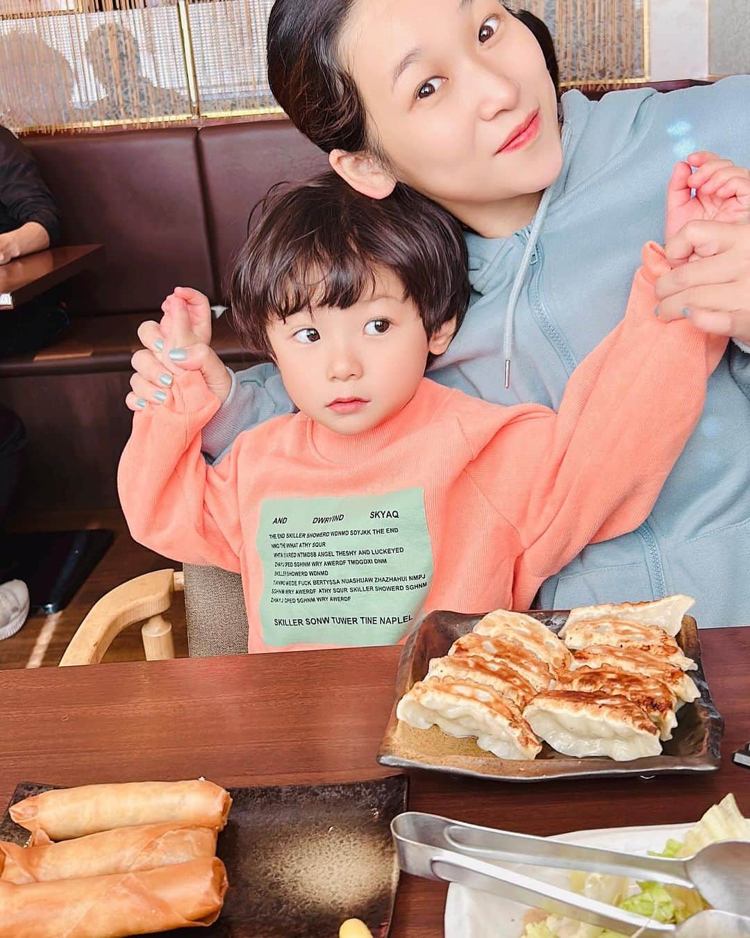 世手子さんのインスタグラム写真 - (世手子Instagram)「PR  Chinese lunch with family🥟 very good price👏 Fried rice is also delicious🍚 家族で中華ランチ🍙 @shisenchubo.yk  #四川厨房 #四川厨房横浜店 #横浜駅グルメ #横浜中華 #横浜駅ランチ #横浜駅ディナー #飲茶ランチ #中華ランチコース行ってきたよ(^_^) ［中華飲茶］ランチコース（全7品）2000円（ランチドリンクバー無料付き すごいよねー 大変お得ですー╰(*´︶`*)╯♡  当店大人気のランチコースドリンク付でしたo(^-^)o 1】中華風サラダ 2】 名物！ザ・肉餃子 3】小籠包 4】麻婆豆腐 5】五目春巻 6】五目チャーハン 7】杏仁豆腐  お子様は春巻きにかぶりついていた😭 せめてフォークかお箸で食べてください🥹 食べる辣油がママはお好みです(*´ω｀*) 本格中華っていいね（＾ω＾）」12月2日 15時56分 - rojide