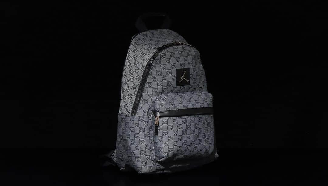 アトモスさんのインスタグラム写真 - (アトモスInstagram)「.  Jordan Brand Monoglam Bag Collection  Jordan BrandからMonoglam Bag Collectionが登場。 23のモノグラムを基調とし、全体をダークスモークグレーで統一。ファスナー、引手、ジャンプマンロゴにはメタリックブラックを採用し、エレガントな仕上がりとなっている。 今回のコレクションではBACKPACK、BOSTON BAG、MINI BACKPACK、MINI SHOULDER BAGの全4種類の展開。 本商品は現在atmos-tokyo.comにて抽選受付中。12月9日(土)よりatmos オンラインにて発売致します。  Jordan Brand Monoglam Bag Collection  Jordan Brand introduces the Monoglam Bag Collection. The Monoglam Bag Collection features 23 monograms in a dark smoke gray color scheme, with the zipper, pulls, and Jumpman logo in metallic black for an elegant finish. The zippers, pulls, and Jumpman logo are metallic black for an elegant finish. The collection is available in four types: BACKPACK, BOSTON BAG, MINI BACKPACK, and MINI SHOULDER BAG. The products are currently available by lottery at atmos-tokyo.com, and will go on sale at atmos online from December 9 (Sat).  #jordan #atmos」12月2日 16時02分 - atmos_japan