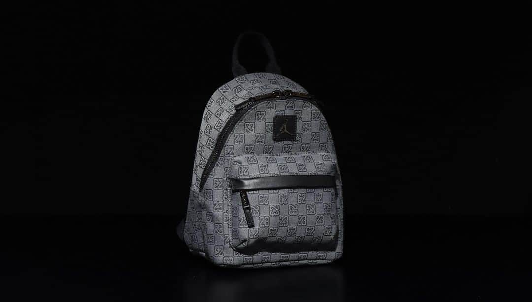 アトモスさんのインスタグラム写真 - (アトモスInstagram)「.  Jordan Brand Monoglam Bag Collection  Jordan BrandからMonoglam Bag Collectionが登場。 23のモノグラムを基調とし、全体をダークスモークグレーで統一。ファスナー、引手、ジャンプマンロゴにはメタリックブラックを採用し、エレガントな仕上がりとなっている。 今回のコレクションではBACKPACK、BOSTON BAG、MINI BACKPACK、MINI SHOULDER BAGの全4種類の展開。 本商品は現在atmos-tokyo.comにて抽選受付中。12月9日(土)よりatmos オンラインにて発売致します。  Jordan Brand Monoglam Bag Collection  Jordan Brand introduces the Monoglam Bag Collection. The Monoglam Bag Collection features 23 monograms in a dark smoke gray color scheme, with the zipper, pulls, and Jumpman logo in metallic black for an elegant finish. The zippers, pulls, and Jumpman logo are metallic black for an elegant finish. The collection is available in four types: BACKPACK, BOSTON BAG, MINI BACKPACK, and MINI SHOULDER BAG. The products are currently available by lottery at atmos-tokyo.com, and will go on sale at atmos online from December 9 (Sat).  #jordan #atmos」12月2日 16時02分 - atmos_japan