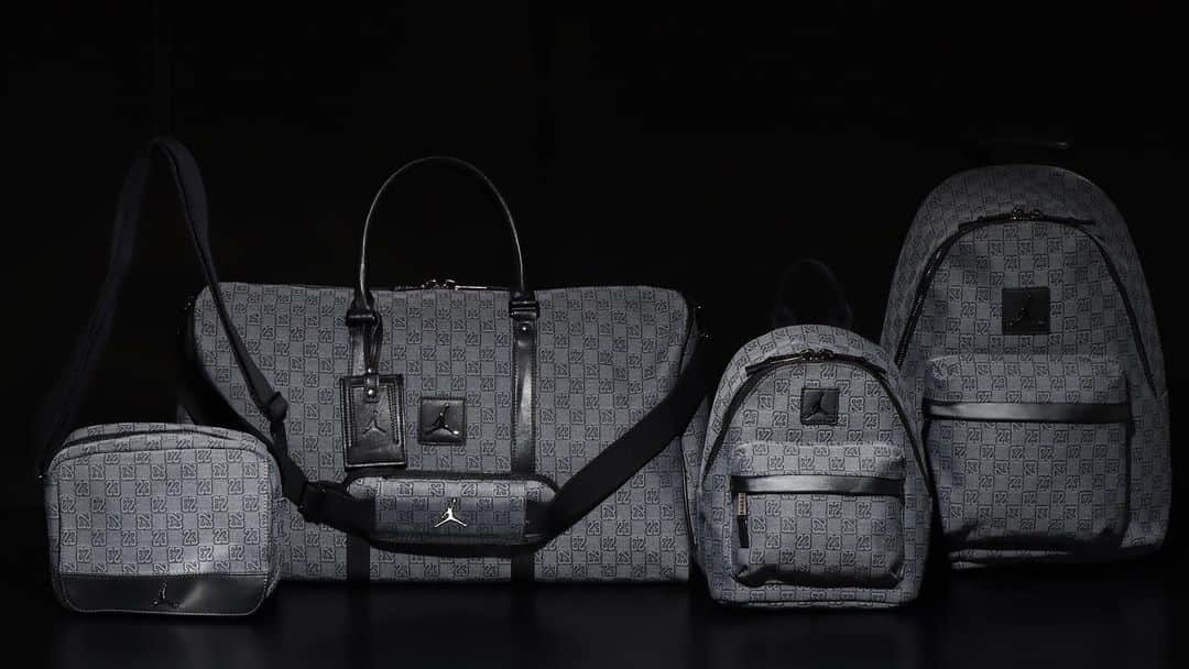 アトモスのインスタグラム：「.  Jordan Brand Monoglam Bag Collection  Jordan BrandからMonoglam Bag Collectionが登場。 23のモノグラムを基調とし、全体をダークスモークグレーで統一。ファスナー、引手、ジャンプマンロゴにはメタリックブラックを採用し、エレガントな仕上がりとなっている。 今回のコレクションではBACKPACK、BOSTON BAG、MINI BACKPACK、MINI SHOULDER BAGの全4種類の展開。 本商品は現在atmos-tokyo.comにて抽選受付中。12月9日(土)よりatmos オンラインにて発売致します。  Jordan Brand Monoglam Bag Collection  Jordan Brand introduces the Monoglam Bag Collection. The Monoglam Bag Collection features 23 monograms in a dark smoke gray color scheme, with the zipper, pulls, and Jumpman logo in metallic black for an elegant finish. The zippers, pulls, and Jumpman logo are metallic black for an elegant finish. The collection is available in four types: BACKPACK, BOSTON BAG, MINI BACKPACK, and MINI SHOULDER BAG. The products are currently available by lottery at atmos-tokyo.com, and will go on sale at atmos online from December 9 (Sat).  #jordan #atmos」