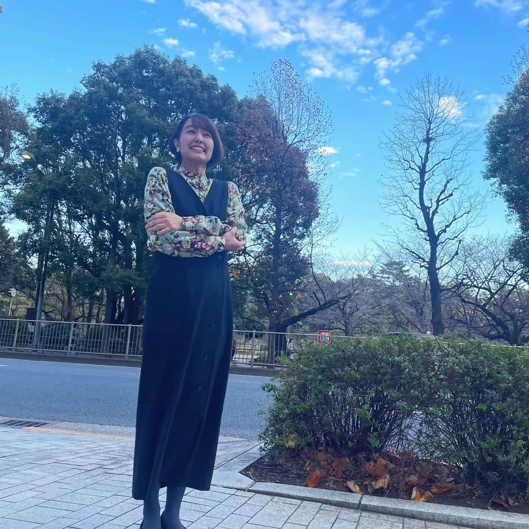 中村仁美さんのインスタグラム写真 - (中村仁美Instagram)「今日は次男が お弁当持参の登校  リクエスト通り 大好きなソーセージ海苔巻き  夕食にだして好評だった チキンソテー  スペースを大いに埋めてくれる 麺つゆに漬けた味玉  などなど…  配置も変わらず いつもと同じお弁当 おな弁です🤣  早起きだったので 麹町に来る運転中 眠すぎて 路肩で10分仮眠しました💨  さて今日のキキタイは  出産育児一時金や 出産保険適用について  少子化を くい止めることができるのか？  #お弁当 #おな弁  #お弁当で残ったリンゴを食べた夫 #このリンゴ #スポンジみたいじゃねえか  #文句多すぎ  #キキタイ #田村淳の訊きたい放題  #外は寒い #でも空は綺麗」12月2日 16時02分 - nakamura_hitomi_official