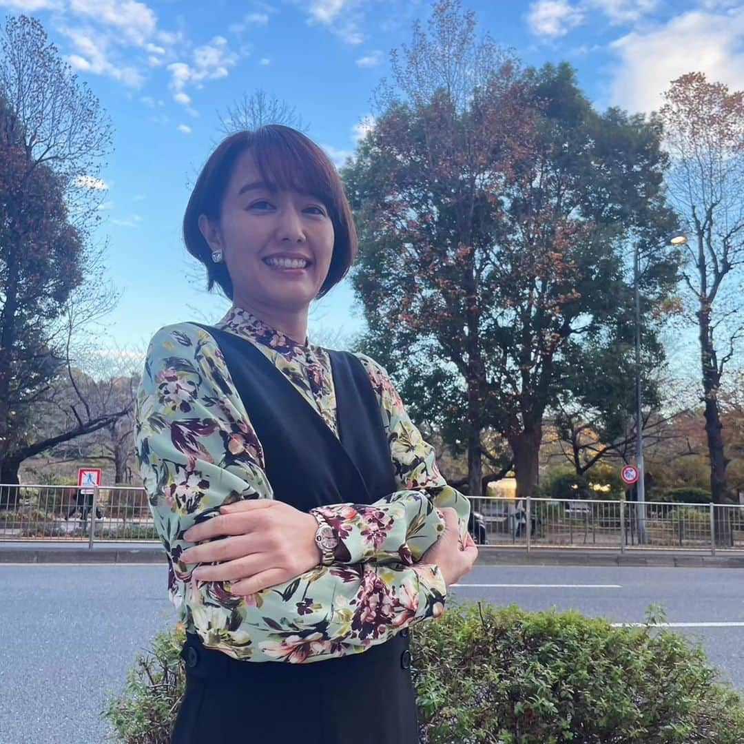 中村仁美さんのインスタグラム写真 - (中村仁美Instagram)「今日は次男が お弁当持参の登校  リクエスト通り 大好きなソーセージ海苔巻き  夕食にだして好評だった チキンソテー  スペースを大いに埋めてくれる 麺つゆに漬けた味玉  などなど…  配置も変わらず いつもと同じお弁当 おな弁です🤣  早起きだったので 麹町に来る運転中 眠すぎて 路肩で10分仮眠しました💨  さて今日のキキタイは  出産育児一時金や 出産保険適用について  少子化を くい止めることができるのか？  #お弁当 #おな弁  #お弁当で残ったリンゴを食べた夫 #このリンゴ #スポンジみたいじゃねえか  #文句多すぎ  #キキタイ #田村淳の訊きたい放題  #外は寒い #でも空は綺麗」12月2日 16時02分 - nakamura_hitomi_official