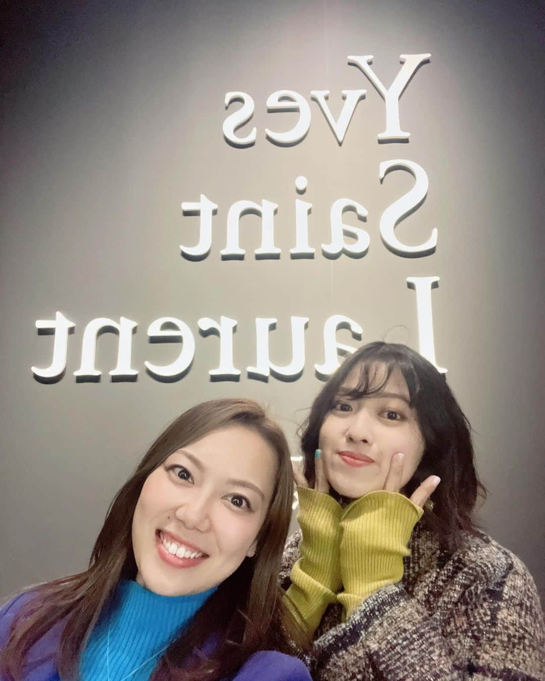 志村玲那さんのインスタグラム写真 - (志村玲那Instagram)「#イヴサンローラン展 #国立新美術館 #行ってきた #国立新美術館イヴサンローラン展   #めっちゃ気になってたから #すごい嬉しい  #建物綺麗 #ガラス張り」12月2日 15時57分 - rena_shimura