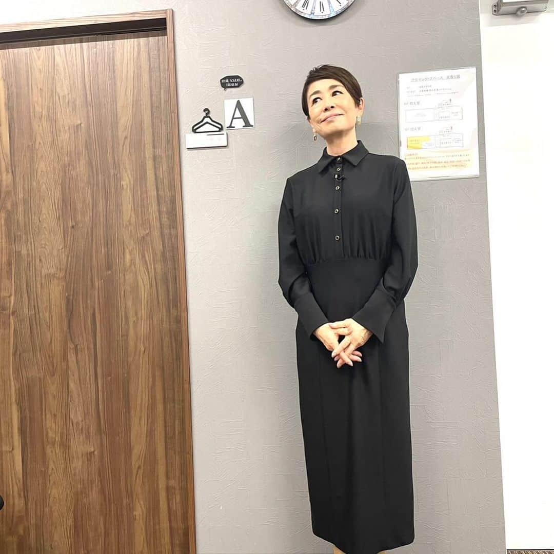安藤優子のインスタグラム：「とても着やすかったワンピース❣️  Room no.8 BLACK  ルームエイトブラックというブランドのものです。  お袖が可愛いのですが、こういうストイックな感じのワンピースは大好物です。  アクセサリーは#ウノアエレ です。  @roomno.8_official @unoaerre_japan  #フレンチブルドッグ  #安藤優子」