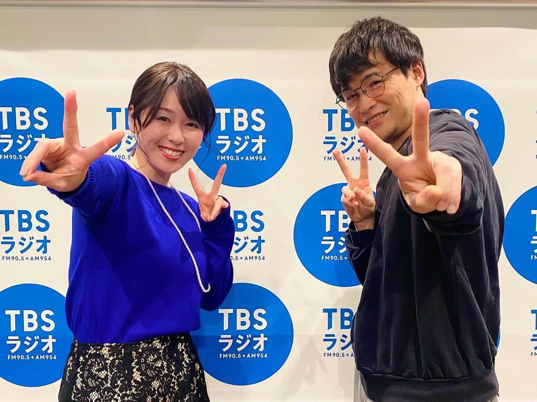 片桐千晶のインスタグラム：「⁑ TBSラジオ『荻上チキSession』 南部広美さんの代打で一週間出演させて頂きました！  チキさん @ogichiki の隣りでニュースを伝えられる幸せよ...😭✨ 楽しくて、学びが多くて。 あっという間の一週間でした。 任せてもらえて本っ当に嬉しかったです！ ありがとうございました☺️✨ （一週間はradikoのタイムフリーでも聴けますので是非！）  ダブルピースからの逃げ恥バージョンもどうぞ笑  #荻上チキsession #TBSラジオ #荻上チキ #片桐千晶」