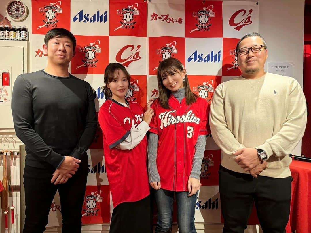 古田ちさこのインスタグラム：「🎏✨✨  #白濱裕太スコアラー & #松山竜平選手 ダブルゲストトークショー 🎤 @coista_akasaka 🍻  二日間MCさせていただきました ✨  ( 2日目はあすみん来てくれた♥️)  同い年のお二人、長年の選手同士から裏方と選手の立場になってもお互いに信頼し合いチームをより良くと思う熱い想いを聴くことができとても嬉しかったです。  コイスタイベントはお客様との距離の近さが本当に凄い。質問コーナーなども盛り上がり二日間あっという間のとても楽しい時間でした。有難うございました✨  まだまだ今月イベントが続きお世話になります。 コイスタ公式無料アプリ コイログ にてチェックするか、直接お店に行くと非公開の貴重な情報もGETできるかも😉  12/9は #横山弘樹 さん、#戸田隆矢 さん、#山口翔 さんのトークショーです🎤  #松山竜平 #白濱裕太 #広島カープ #広島東洋カープ #カープ #carp #hiroshimacarp #baseball #野球 #プロ野球 #プロ野球選手 #野球好き #プロ野球好きな人と繋がりたい #広島 #カープ選手 #野球女子 #カープ女子 #野球好き女子 #野球応援 #野球好きな人とつながりたい」