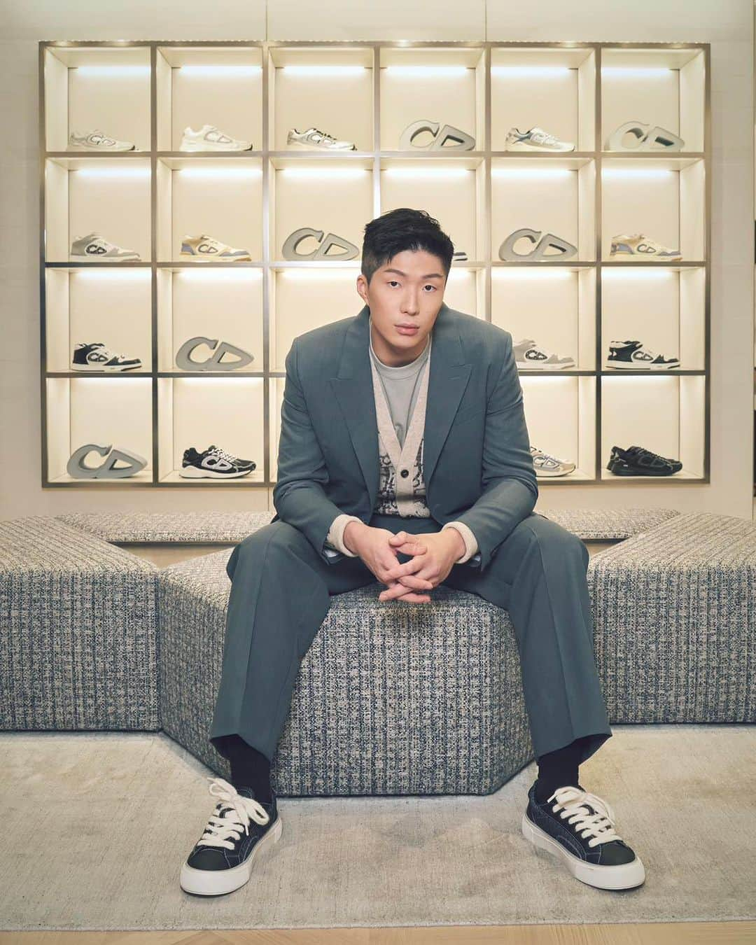 クリスチャンディオールのインスタグラム：「Dior ambassador for Hong Kong, fencer @CheungKaLonggggg exudes relaxed elegance in a Dior-gray suit by @MrKimJones at the #DiorCruise 2024 by @MariaGraziaChiuri launch at the Dior Canton Road flagship in Hong Kong, joined by a flow of #StarsinDior.」