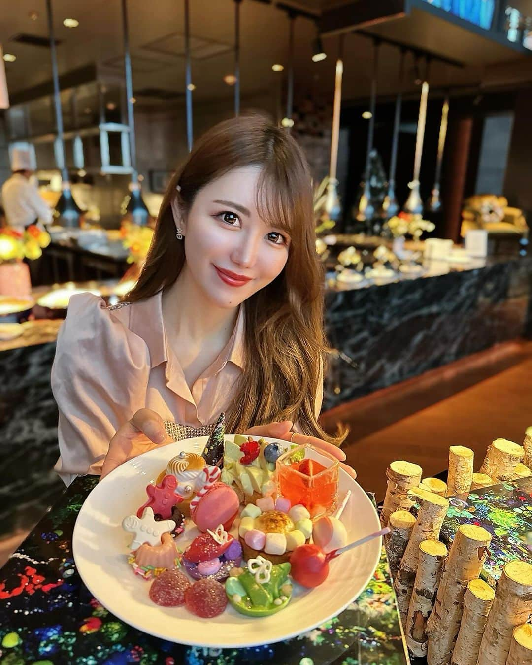 ayaさんのインスタグラム写真 - (ayaInstagram)「＼Conrad Osaka🧸／ ⁡ コンラッド大阪で12/1〜 Startの Xmasスイーツブッフェの試食会に行ってきたよ♡ ⁡ @conradosaka  ⁡ KAWAIIで世界に影響を与え続ける アーティスト増田セバスチャンのアート作品🎨 「MESSAGE OF GREEN」にインスパイアされた 色彩豊かなスイーツビュッフェを開催中🍰🎄 ⁡ 見た目かわいいだけじゃなくて本当に美味しくて ついつい沢山食べちゃいました🤭🤍 ⁡ 12月9日〜25日までに宿泊者限定で今だけ トナカイのツノ🫎と雪の結晶❄️がついた コンラッドベアちゃんがもらえるよ🧸可愛すぎ💗 ⁡ 今年のクリスマスケーキもおすすめなので 要チェックですぞ🎅🎂 ⁡ ❄️期間 2023年10月2日(月)～2024年1月8日(月) ※12月1日～2024年1月8日は ホリデー限定のメニューを提供 ⁡ ⏰時間 平日 15:00～17:00(2時間制) 土日祝 14:30～16:00(90分制) ※12月18日-21日、12月26日-1月3日 15:30-17:00(90分制) ※1月4日-1月8日 14:30-16:00(90分制) ⁡ 👛料金 大人 ¥7,400、お子様 ¥3,700 ※12月22日(金)～12月25日(月)は、 大人¥8,200、お子様¥4,100 ⁡ 📍場所 アトモス・ダイニング(40F) スイーツ約20種類、 セイボリー約10種類(コーヒー・紅茶付き) ⁡ PR @conradosaka  ⁡ #コンラッド大阪#クリスマスケーキ #conradosaka#conradhotel #大阪ビュッフェ#大阪ホテル #大阪アフタヌーンティー　#大阪カフェ #大阪グルメ #大阪ランチ #大阪ディナー #大阪旅行 #大阪 #osaka#梅田カフェ」12月2日 16時09分 - aya.v_v.ka