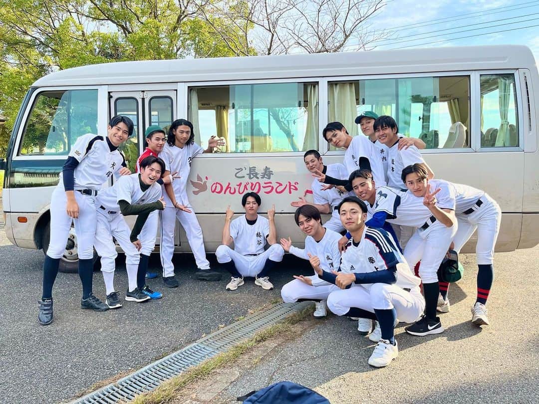 下剋上球児のインスタグラム：「👴👵  みんなの落書きで素敵な越山バスが完成する前の 『ご長寿のんびりランドバス』とみんなでハイチーズ🌿📸  #tbs #日曜劇場 #下剋上球児 #明日よる9時第8話放送」