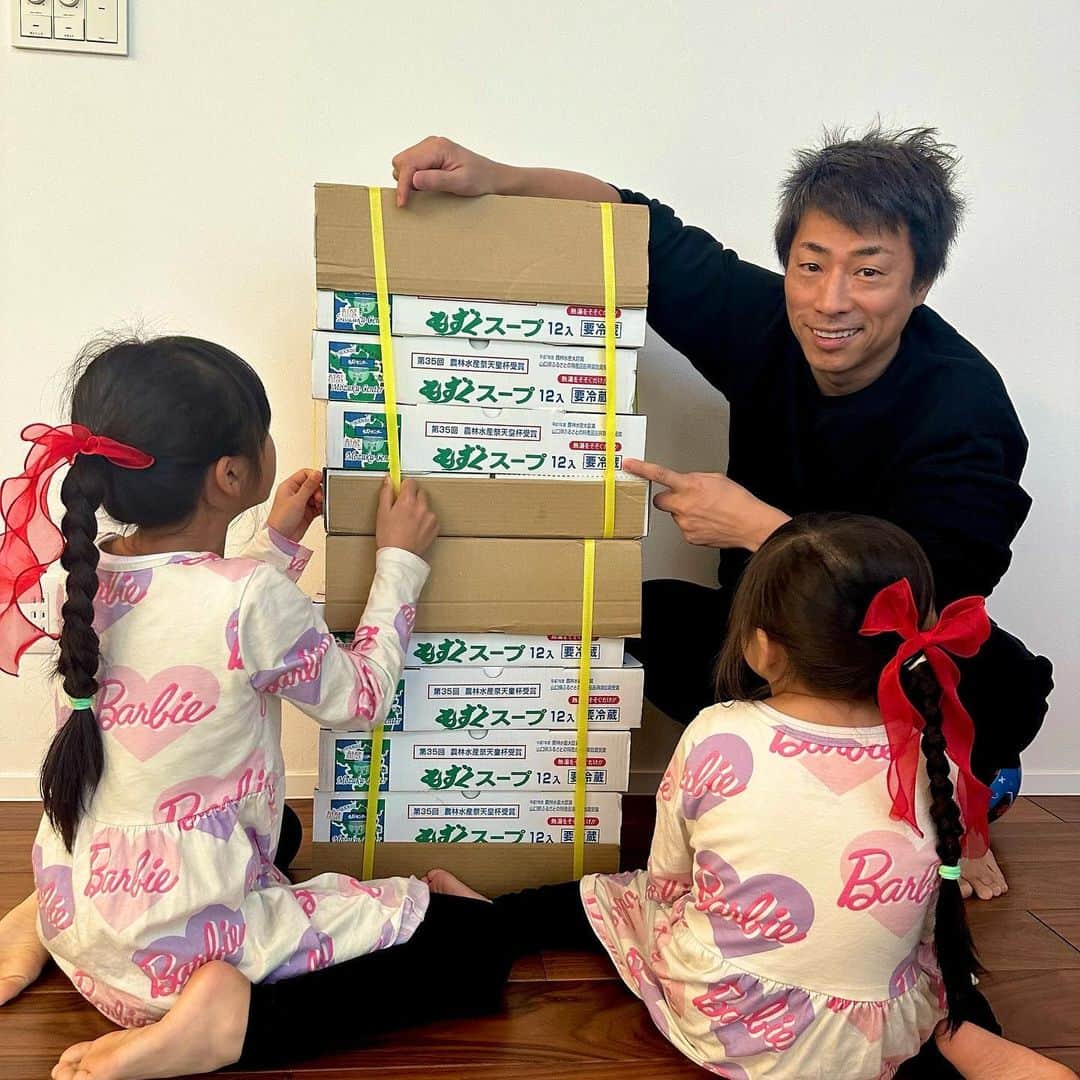 田村淳さんのインスタグラム写真 - (田村淳Instagram)「もずくスープ 山口県下関市彦島にある もずくセンターのもずくスープ お湯を注ぐだけで簡単で美味しくてヘルシーなスープが頂けるので、我が家でも重宝しています✨✨✨  父ちゃんからもずくセンターからもずくスープ届くから受け取ってと言われたんだけど…こんなに大量に！！！！どっかの卸先と間違ってないかい？www 友達にお裾分けしたいと思います！ ありがとうございます♪  娘たちへ 日本の各地域にいろんな食べ物があります。これから君たちが旅行した時には、その地域の歴史や文化に触れて、その地域でしか食べることができないモノを積極的に食べてください。何事も経験です。人との交流も含めて旅を楽しむ達人になってください。　　　　　　　　　　　　　 　　　　　　　　　　パパより  追伸　パパはその昔もずくの歌を歌ってた時期があるんだけど…気にしないでください^_^」12月2日 16時04分 - atsushilb