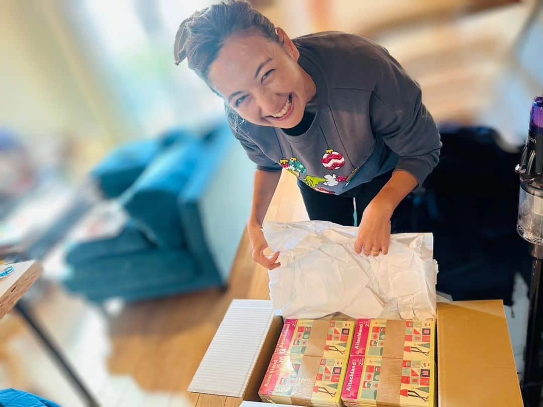 イレーネさんのインスタグラム写真 - (イレーネInstagram)「Aitschland 2が届いた瞬間だよ！ 感無量です🥹 「アイチの冬」をテーマに、ライターには今回もわたしと @rocca39_myao 、さらにゲストに @maika_utsugi を迎えて私たちが見てきた冬を描きました  音声もさまざま！ミックスルーツの @vitor_sato_ @lena_avocadoboys  番組ディレクターのゆうじにも参加してもらい、多文化なアイチの日常についても語ってもらいました。  さらに今回わたし歌っちゃいました🤣  ぜひプロフィールのリンクからゲットしてね」12月2日 16時04分 - irenedewald