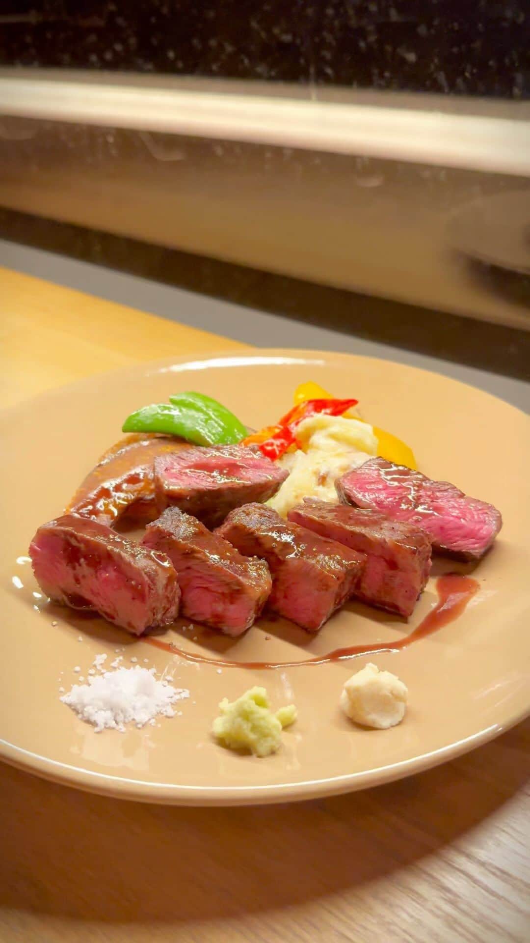 ロシアン佐藤のインスタグラム：「💭日本海の絶景を望みながらイタリアンを頂けるお店  【GARB CLIFF TERRACE Izumo】 🔽 〒699-0901 島根県出雲市多伎町久村1870 1F  ⁡🍴 ◾︎地元産の食材を沢山使ったイタリアンレストラン。 地産食材をつかわれているものは島根マークがあって、お店の方に聞くと何を使っているか教えて頂けます👐  特に美味しかったのがしまね和牛！ しっとりジューシー、噛むたび旨みがジュワッと広がって最高でした。  季節で料理が変わっていくので四季の味が楽しめるのも◎  クリームコロッケはポルチーニになってて香りが良かった♡  暖かい時期になったらテラスでご飯食べてみたい🙂🙃♡♡ そして行った日の日本海は大荒れに荒れていたので、穏やかな日にもきてみたい🙌  #garbcliffterraceizumo  #出雲ディナー  #出雲イタリアン  #出雲グルメ  #イタリアン #ディナー」