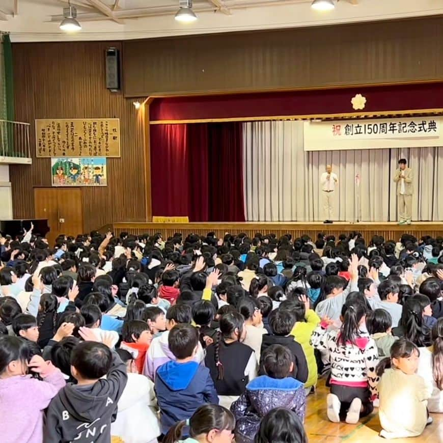 松本康太さんのインスタグラム写真 - (松本康太Instagram)「『大山崎小学校創立150周年記念式典』  今日は30年ほど前に通っていた母校の大山崎小学校、創立150周年記念式典のサプライズゲストで参加させていただきました！　  母校でのあるある探検隊！ ・席替えしたのに同じ席 ・わかってないのに手を上げる(参観日)　  現役の小学生が盛り上がってくれて良かったです(^3^)/　　♪♪　♪　　♪　  #京都#大山崎#山崎#サントリー山崎#サントリー山崎蒸留所#レギュラー松本#あるある探検隊#大山崎小学校#母校#記念式典#創立150周年#レギュラー#吉本興業#小学校#漫才」12月2日 16時06分 - aruarutankentai.matsumoto