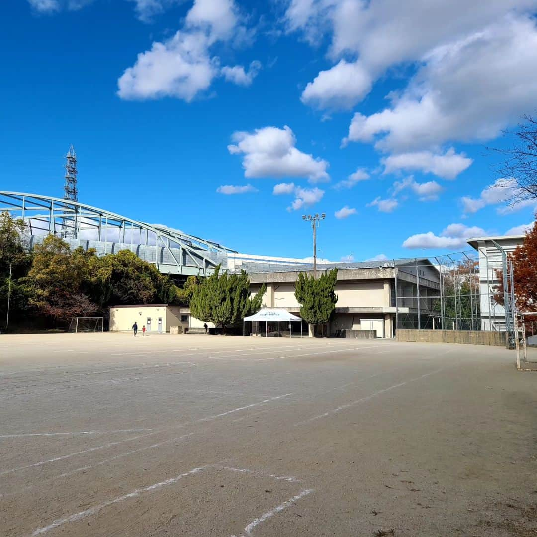 松本康太さんのインスタグラム写真 - (松本康太Instagram)「『大山崎小学校創立150周年記念式典』  今日は30年ほど前に通っていた母校の大山崎小学校、創立150周年記念式典のサプライズゲストで参加させていただきました！　  母校でのあるある探検隊！ ・席替えしたのに同じ席 ・わかってないのに手を上げる(参観日)　  現役の小学生が盛り上がってくれて良かったです(^3^)/　　♪♪　♪　　♪　  #京都#大山崎#山崎#サントリー山崎#サントリー山崎蒸留所#レギュラー松本#あるある探検隊#大山崎小学校#母校#記念式典#創立150周年#レギュラー#吉本興業#小学校#漫才」12月2日 16時06分 - aruarutankentai.matsumoto