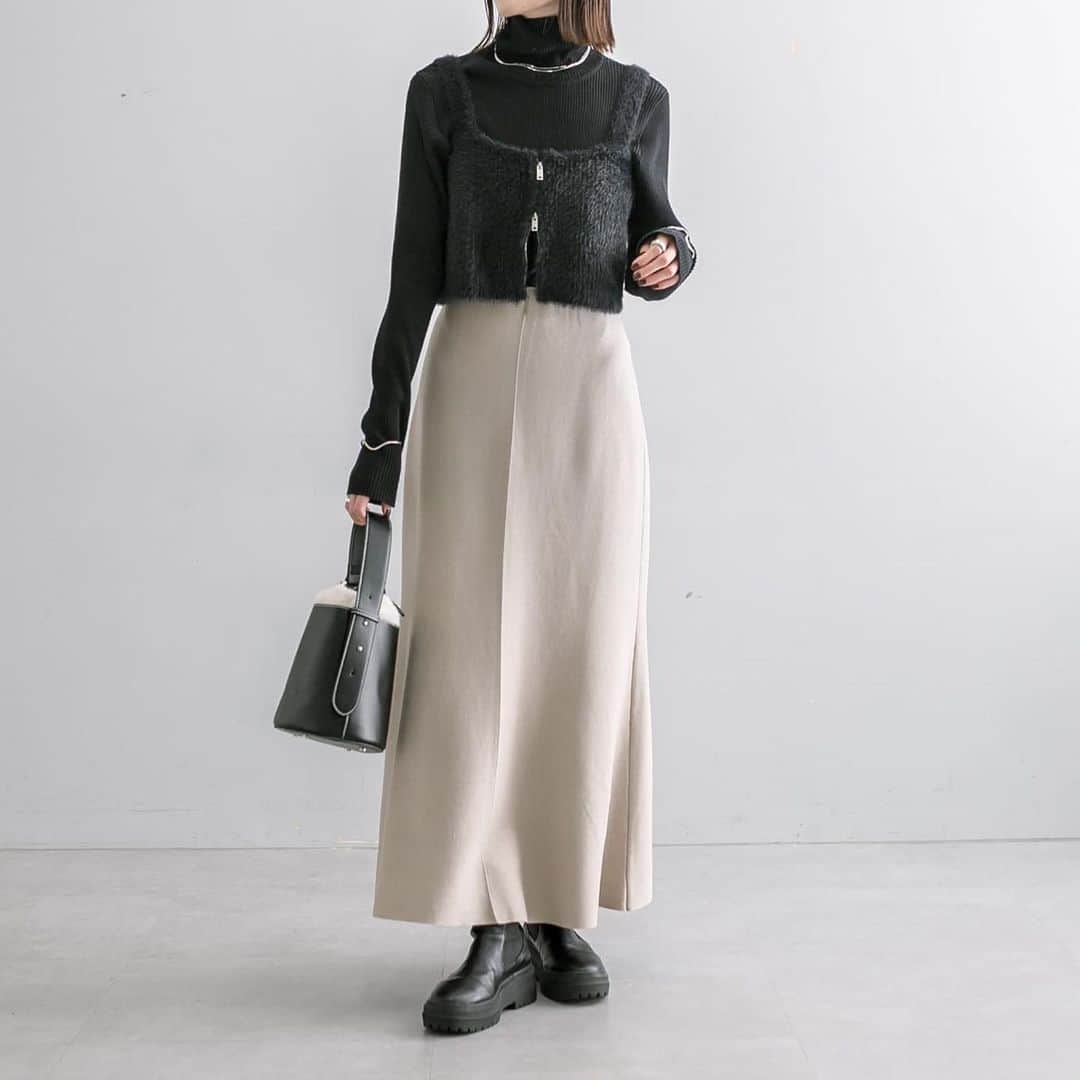mysticさんのインスタグラム写真 - (mysticInstagram)「・ZIPニットマーメイドスカート ¥8,800（税込） color : BE / BLK  size : 1,2  ZIPがポイントのマーメイドスカートが登場。 前後両前の着用も可能です◎ 裾にかけてのフレアデザインがシルエットを綺麗に。  #mystic #mystic_2023aw #カジュアル #大人カジュアル #着回し #着回しコーデ  #シンプルコーデ #大人カジュアル #着回し #カーディガン #カーデ #ニットカーディガン#ニット#ウール#ウール混#シャギーニット#マルチカラー付きニット#マルチカラー#フリルニット」12月2日 21時00分 - mystic_pr
