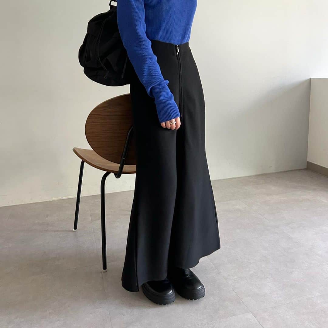 mysticさんのインスタグラム写真 - (mysticInstagram)「・ZIPニットマーメイドスカート ¥8,800（税込） color : BE / BLK  size : 1,2  ZIPがポイントのマーメイドスカートが登場。 前後両前の着用も可能です◎ 裾にかけてのフレアデザインがシルエットを綺麗に。  #mystic #mystic_2023aw #カジュアル #大人カジュアル #着回し #着回しコーデ  #シンプルコーデ #大人カジュアル #着回し #カーディガン #カーデ #ニットカーディガン#ニット#ウール#ウール混#シャギーニット#マルチカラー付きニット#マルチカラー#フリルニット」12月2日 21時00分 - mystic_pr