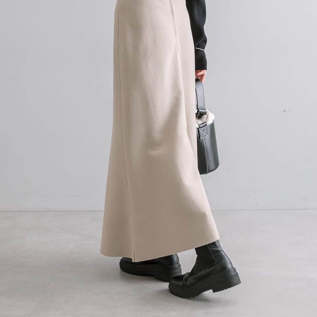 mysticさんのインスタグラム写真 - (mysticInstagram)「・ZIPニットマーメイドスカート ¥8,800（税込） color : BE / BLK  size : 1,2  ZIPがポイントのマーメイドスカートが登場。 前後両前の着用も可能です◎ 裾にかけてのフレアデザインがシルエットを綺麗に。  #mystic #mystic_2023aw #カジュアル #大人カジュアル #着回し #着回しコーデ  #シンプルコーデ #大人カジュアル #着回し #カーディガン #カーデ #ニットカーディガン#ニット#ウール#ウール混#シャギーニット#マルチカラー付きニット#マルチカラー#フリルニット」12月2日 21時00分 - mystic_pr