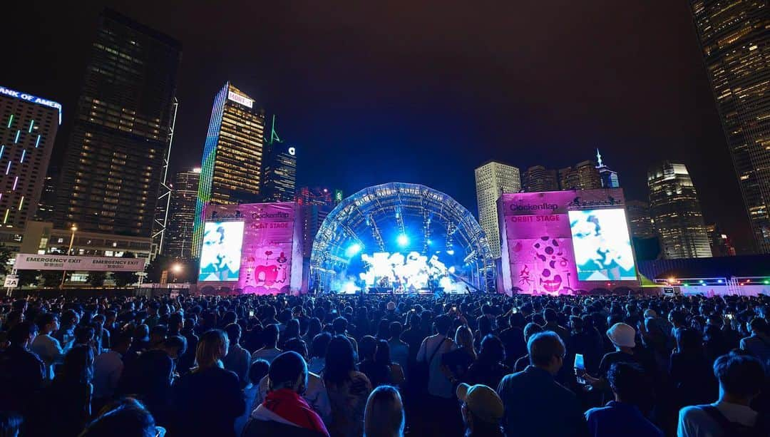 Discover Hong Kongさんのインスタグラム写真 - (Discover Hong KongInstagram)「[Clockenflap strikes again at the Central Harbourfront!🎸👨‍🎤]  Hong Kong’s biggest and highly anticipated international outdoor music and arts festival, Clockenflap has kicked off — the second time this year, which is rare😮! Musicians from all over the world 🌎are gathering in Central to meet fans of all genres. 🤘🏻Headliners include the renowned British rock band PULP, the dynamic J-Pop duo YOASOBI, Taiwanese band No Party for Cao Dong, and China’s underground rock sensation, Omnipotent Youth Society, among others✨.  In addition to the electrifying performances, attendees can also indulge in a wide variety of international cuisines, and refreshing beers, and explore interactive art installations and popular photo spots. Travellers can even enjoy free drinks at the Glow Lounge, sponsored by the Hong Kong Tourism Board. Swipe to experience the exhilarating moments of this year’s Clockenflap!   ✨There’s simply so much to do at night in Hong Kong. Stay tuned for our next #HongKongAfter6 !  【Clockenflap第二彈！今個周末high爆中環海濱🎸👨‍🎤】  香港最盛大嘅國際戶外音樂及藝術節Clockenflap琴晚開始啦，今次仲係罕有同年舉辦兩次！嚟自世界各地嘅音樂人聚嚟到中環，滿足樂迷嘅各種口味！今次嘅重頭表演單位包括英國搖滾樂隊PULP、J-Pop二人組YOASOBI、嚟自台灣嘅草東沒有派對同中國地下搖滾巨星萬能⻘年旅店等等！  現場仲有各國美食同啤酒、各種互動藝術裝置、打卡熱點等等等大家過一個high爆嘅周末，向右即睇Clockenflap嘅精采時刻！  ✨想知嚟緊夜晚有乜玩？記得跟貼我哋嘅 #HongKongAfter6 ，更多節日盛事，玩樂好去處等緊你！  #HelloHongKong #DiscoverHongKong #Clockenflap2023 #musicfestival #Clockenflap」12月2日 16時19分 - discoverhongkong