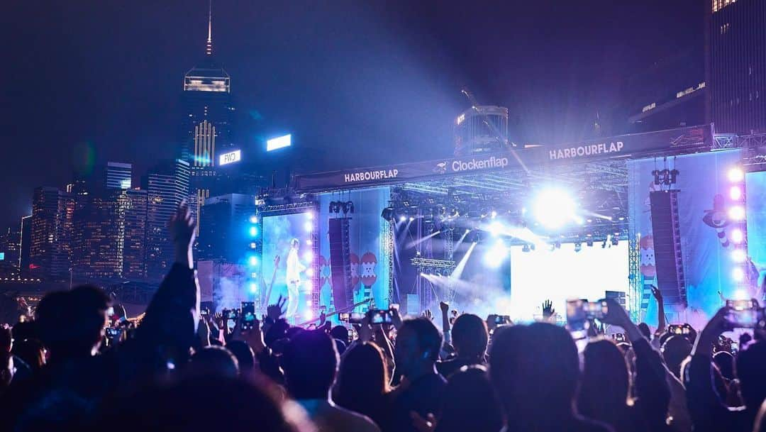 Discover Hong Kongさんのインスタグラム写真 - (Discover Hong KongInstagram)「[Clockenflap strikes again at the Central Harbourfront!🎸👨‍🎤]  Hong Kong’s biggest and highly anticipated international outdoor music and arts festival, Clockenflap has kicked off — the second time this year, which is rare😮! Musicians from all over the world 🌎are gathering in Central to meet fans of all genres. 🤘🏻Headliners include the renowned British rock band PULP, the dynamic J-Pop duo YOASOBI, Taiwanese band No Party for Cao Dong, and China’s underground rock sensation, Omnipotent Youth Society, among others✨.  In addition to the electrifying performances, attendees can also indulge in a wide variety of international cuisines, and refreshing beers, and explore interactive art installations and popular photo spots. Travellers can even enjoy free drinks at the Glow Lounge, sponsored by the Hong Kong Tourism Board. Swipe to experience the exhilarating moments of this year’s Clockenflap!   ✨There’s simply so much to do at night in Hong Kong. Stay tuned for our next #HongKongAfter6 !  【Clockenflap第二彈！今個周末high爆中環海濱🎸👨‍🎤】  香港最盛大嘅國際戶外音樂及藝術節Clockenflap琴晚開始啦，今次仲係罕有同年舉辦兩次！嚟自世界各地嘅音樂人聚嚟到中環，滿足樂迷嘅各種口味！今次嘅重頭表演單位包括英國搖滾樂隊PULP、J-Pop二人組YOASOBI、嚟自台灣嘅草東沒有派對同中國地下搖滾巨星萬能⻘年旅店等等！  現場仲有各國美食同啤酒、各種互動藝術裝置、打卡熱點等等等大家過一個high爆嘅周末，向右即睇Clockenflap嘅精采時刻！  ✨想知嚟緊夜晚有乜玩？記得跟貼我哋嘅 #HongKongAfter6 ，更多節日盛事，玩樂好去處等緊你！  #HelloHongKong #DiscoverHongKong #Clockenflap2023 #musicfestival #Clockenflap」12月2日 16時19分 - discoverhongkong