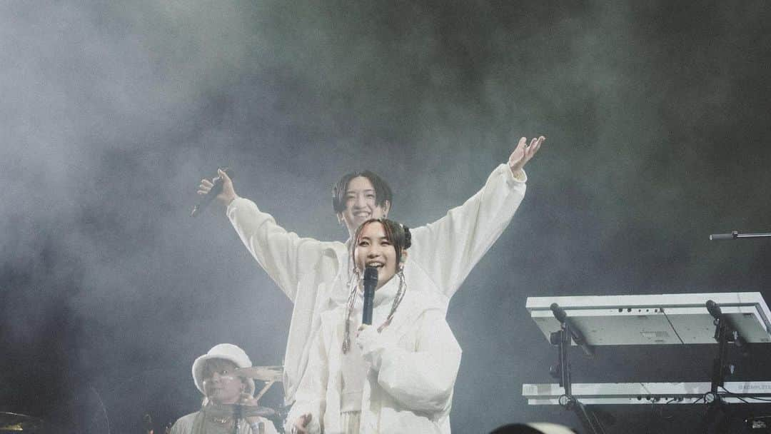 Discover Hong Kongさんのインスタグラム写真 - (Discover Hong KongInstagram)「[Clockenflap strikes again at the Central Harbourfront!🎸👨‍🎤]  Hong Kong’s biggest and highly anticipated international outdoor music and arts festival, Clockenflap has kicked off — the second time this year, which is rare😮! Musicians from all over the world 🌎are gathering in Central to meet fans of all genres. 🤘🏻Headliners include the renowned British rock band PULP, the dynamic J-Pop duo YOASOBI, Taiwanese band No Party for Cao Dong, and China’s underground rock sensation, Omnipotent Youth Society, among others✨.  In addition to the electrifying performances, attendees can also indulge in a wide variety of international cuisines, and refreshing beers, and explore interactive art installations and popular photo spots. Travellers can even enjoy free drinks at the Glow Lounge, sponsored by the Hong Kong Tourism Board. Swipe to experience the exhilarating moments of this year’s Clockenflap!   ✨There’s simply so much to do at night in Hong Kong. Stay tuned for our next #HongKongAfter6 !  【Clockenflap第二彈！今個周末high爆中環海濱🎸👨‍🎤】  香港最盛大嘅國際戶外音樂及藝術節Clockenflap琴晚開始啦，今次仲係罕有同年舉辦兩次！嚟自世界各地嘅音樂人聚嚟到中環，滿足樂迷嘅各種口味！今次嘅重頭表演單位包括英國搖滾樂隊PULP、J-Pop二人組YOASOBI、嚟自台灣嘅草東沒有派對同中國地下搖滾巨星萬能⻘年旅店等等！  現場仲有各國美食同啤酒、各種互動藝術裝置、打卡熱點等等等大家過一個high爆嘅周末，向右即睇Clockenflap嘅精采時刻！  ✨想知嚟緊夜晚有乜玩？記得跟貼我哋嘅 #HongKongAfter6 ，更多節日盛事，玩樂好去處等緊你！  #HelloHongKong #DiscoverHongKong #Clockenflap2023 #musicfestival #Clockenflap」12月2日 16時19分 - discoverhongkong