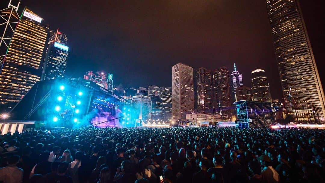 Discover Hong Kongさんのインスタグラム写真 - (Discover Hong KongInstagram)「[Clockenflap strikes again at the Central Harbourfront!🎸👨‍🎤]  Hong Kong’s biggest and highly anticipated international outdoor music and arts festival, Clockenflap has kicked off — the second time this year, which is rare😮! Musicians from all over the world 🌎are gathering in Central to meet fans of all genres. 🤘🏻Headliners include the renowned British rock band PULP, the dynamic J-Pop duo YOASOBI, Taiwanese band No Party for Cao Dong, and China’s underground rock sensation, Omnipotent Youth Society, among others✨.  In addition to the electrifying performances, attendees can also indulge in a wide variety of international cuisines, and refreshing beers, and explore interactive art installations and popular photo spots. Travellers can even enjoy free drinks at the Glow Lounge, sponsored by the Hong Kong Tourism Board. Swipe to experience the exhilarating moments of this year’s Clockenflap!   ✨There’s simply so much to do at night in Hong Kong. Stay tuned for our next #HongKongAfter6 !  【Clockenflap第二彈！今個周末high爆中環海濱🎸👨‍🎤】  香港最盛大嘅國際戶外音樂及藝術節Clockenflap琴晚開始啦，今次仲係罕有同年舉辦兩次！嚟自世界各地嘅音樂人聚嚟到中環，滿足樂迷嘅各種口味！今次嘅重頭表演單位包括英國搖滾樂隊PULP、J-Pop二人組YOASOBI、嚟自台灣嘅草東沒有派對同中國地下搖滾巨星萬能⻘年旅店等等！  現場仲有各國美食同啤酒、各種互動藝術裝置、打卡熱點等等等大家過一個high爆嘅周末，向右即睇Clockenflap嘅精采時刻！  ✨想知嚟緊夜晚有乜玩？記得跟貼我哋嘅 #HongKongAfter6 ，更多節日盛事，玩樂好去處等緊你！  #HelloHongKong #DiscoverHongKong #Clockenflap2023 #musicfestival #Clockenflap」12月2日 16時19分 - discoverhongkong