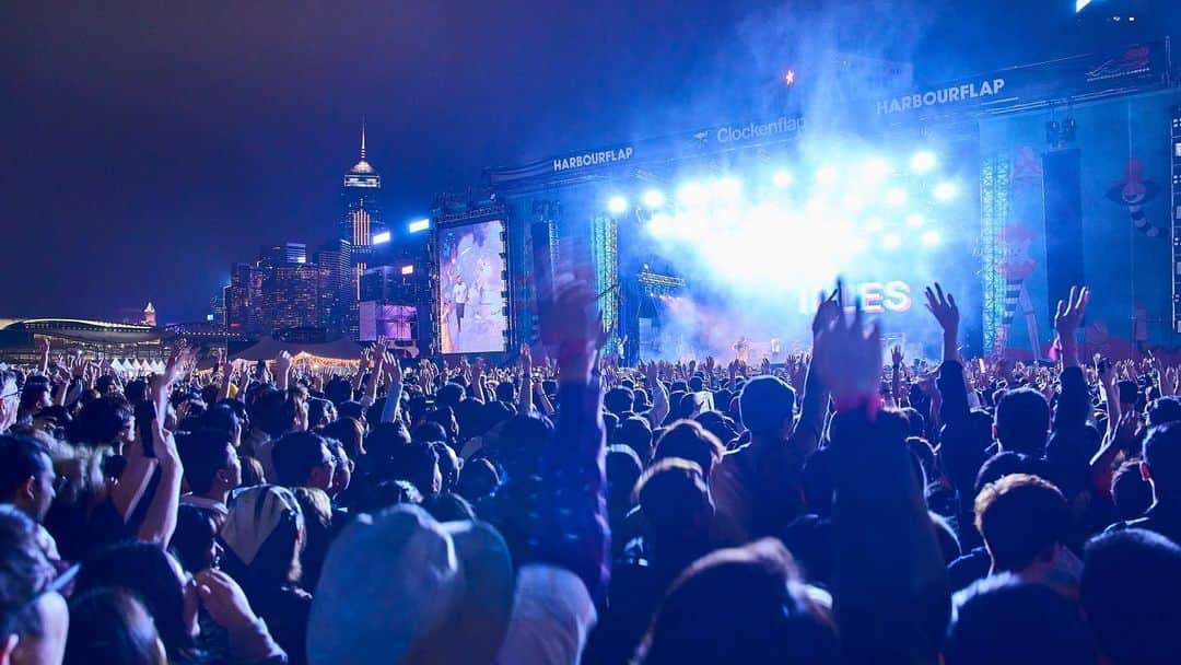Discover Hong Kongのインスタグラム：「[Clockenflap strikes again at the Central Harbourfront!🎸👨‍🎤]  Hong Kong’s biggest and highly anticipated international outdoor music and arts festival, Clockenflap has kicked off — the second time this year, which is rare😮! Musicians from all over the world 🌎are gathering in Central to meet fans of all genres. 🤘🏻Headliners include the renowned British rock band PULP, the dynamic J-Pop duo YOASOBI, Taiwanese band No Party for Cao Dong, and China’s underground rock sensation, Omnipotent Youth Society, among others✨.  In addition to the electrifying performances, attendees can also indulge in a wide variety of international cuisines, and refreshing beers, and explore interactive art installations and popular photo spots. Travellers can even enjoy free drinks at the Glow Lounge, sponsored by the Hong Kong Tourism Board. Swipe to experience the exhilarating moments of this year’s Clockenflap!   ✨There’s simply so much to do at night in Hong Kong. Stay tuned for our next #HongKongAfter6 !  【Clockenflap第二彈！今個周末high爆中環海濱🎸👨‍🎤】  香港最盛大嘅國際戶外音樂及藝術節Clockenflap琴晚開始啦，今次仲係罕有同年舉辦兩次！嚟自世界各地嘅音樂人聚嚟到中環，滿足樂迷嘅各種口味！今次嘅重頭表演單位包括英國搖滾樂隊PULP、J-Pop二人組YOASOBI、嚟自台灣嘅草東沒有派對同中國地下搖滾巨星萬能⻘年旅店等等！  現場仲有各國美食同啤酒、各種互動藝術裝置、打卡熱點等等等大家過一個high爆嘅周末，向右即睇Clockenflap嘅精采時刻！  ✨想知嚟緊夜晚有乜玩？記得跟貼我哋嘅 #HongKongAfter6 ，更多節日盛事，玩樂好去處等緊你！  #HelloHongKong #DiscoverHongKong #Clockenflap2023 #musicfestival #Clockenflap」