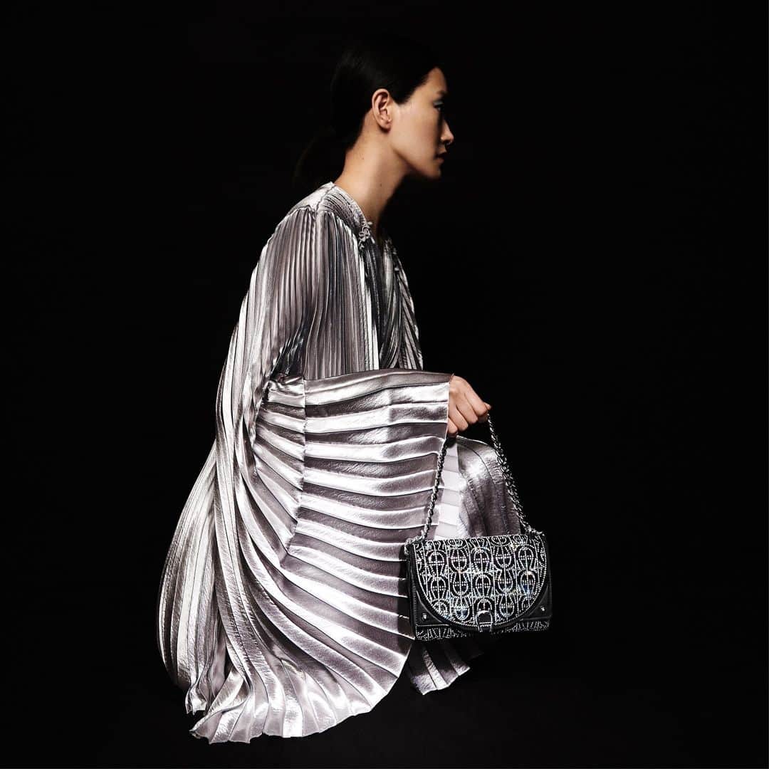 アイグナーのインスタグラム：「Holiday dressing calls for eye-catching accessories, especially when it comes to the perfect bag.   Discover the glamorous Diadora Bag Sparkle and more pieces to put you in the festive spirit in stores and at aignermunich.com   #AIGNERSS24 #AIGNER #festiveseason #giftingideas」