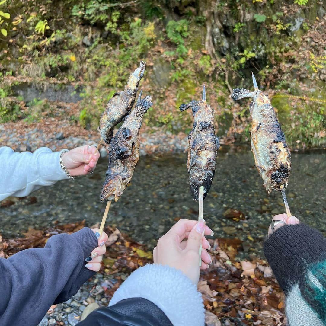 緒方ももさんのインスタグラム写真 - (緒方ももInstagram)「BBQのYouTube見てくれた〜？🐟  自然に触れるのってデトックス効果もあって最高よね〜🫢  釣りは1秒ぐらいで釣れた🤣  日中はカーディガンで過ごせるぐらい陽が当たっててポカポカしてたよ☀️  @louere.official   #louere #カーディガン #ニット#ootd #오오타디 #옷스타그램 #タイアップ」12月2日 16時14分 - momo_ogata