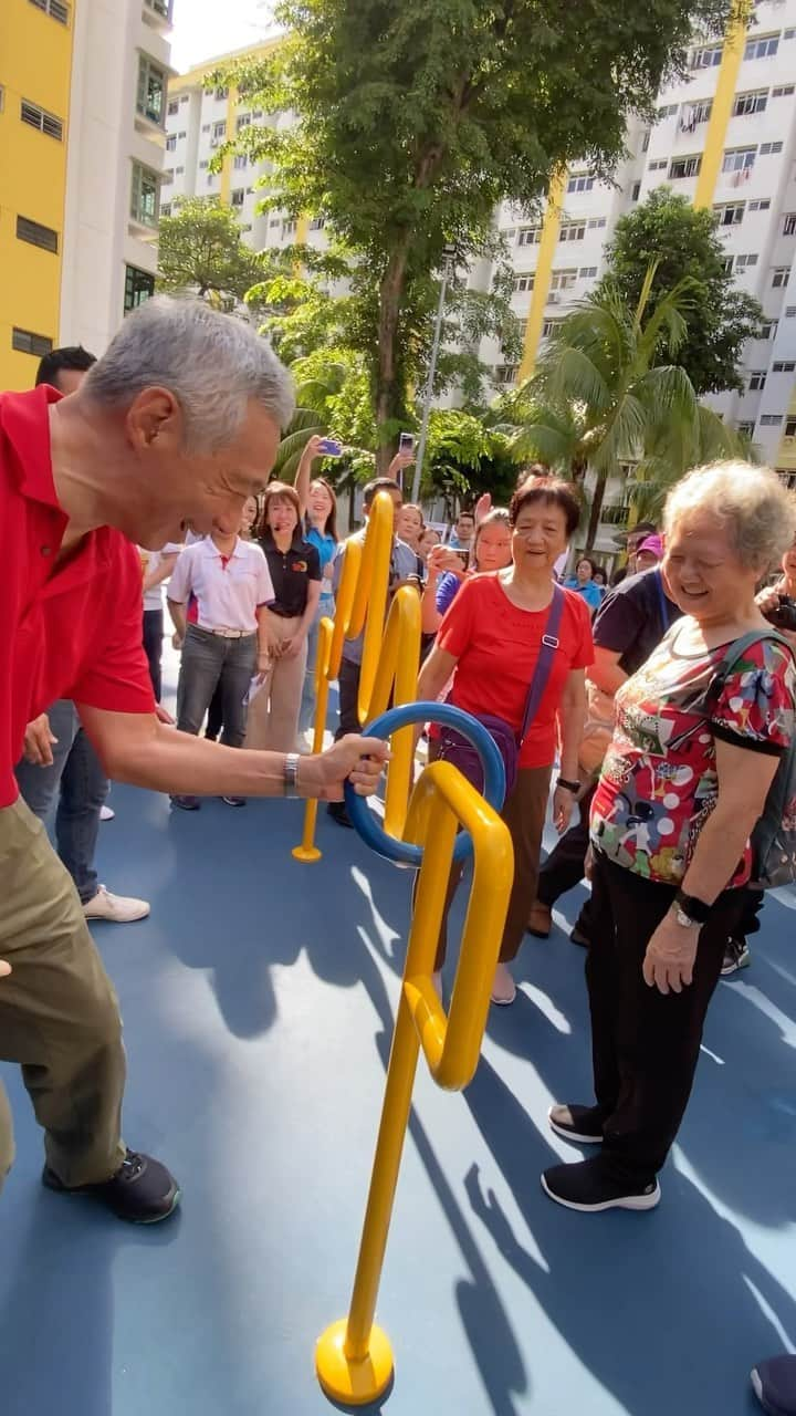 リー・シェンロンのインスタグラム：「Happy to join Yio Chu Kang residents at YCK Day 2023!  Themed “Building an inclusive community for all”, this year’s event showcased infrastructure and programmes that cater to residents’ needs, especially seniors. YCK collaborated with public and private organisations to pilot many senior- and dementia-friendly features around the neighbourhood, and support ageing in place. I am glad seniors in YCK find them useful.   Residents, young and old, also enjoyed games and activities at the newly upgraded community hall. Shared spaces and activities like these bring residents together and foster community bonding.   A community that cares is a community that bonds. I hope YCK residents will enjoy the new facilities, and continue to connect and care for others in the neighborhood. – LHL  (PMO Video by Chua Fang En and Jeline Chia)」